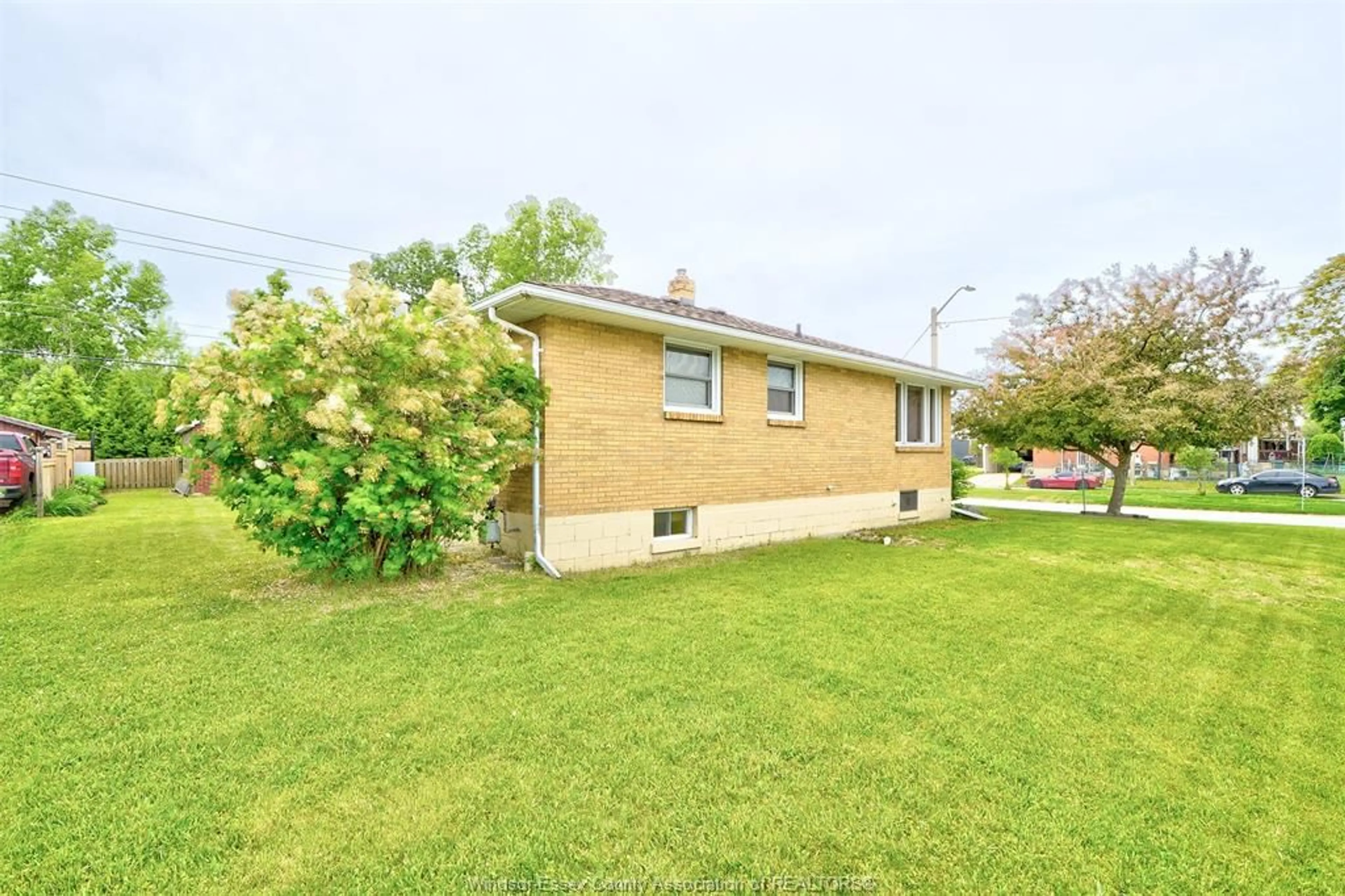 Unknown for 615 GILES, Windsor Ontario N9A 6H9
