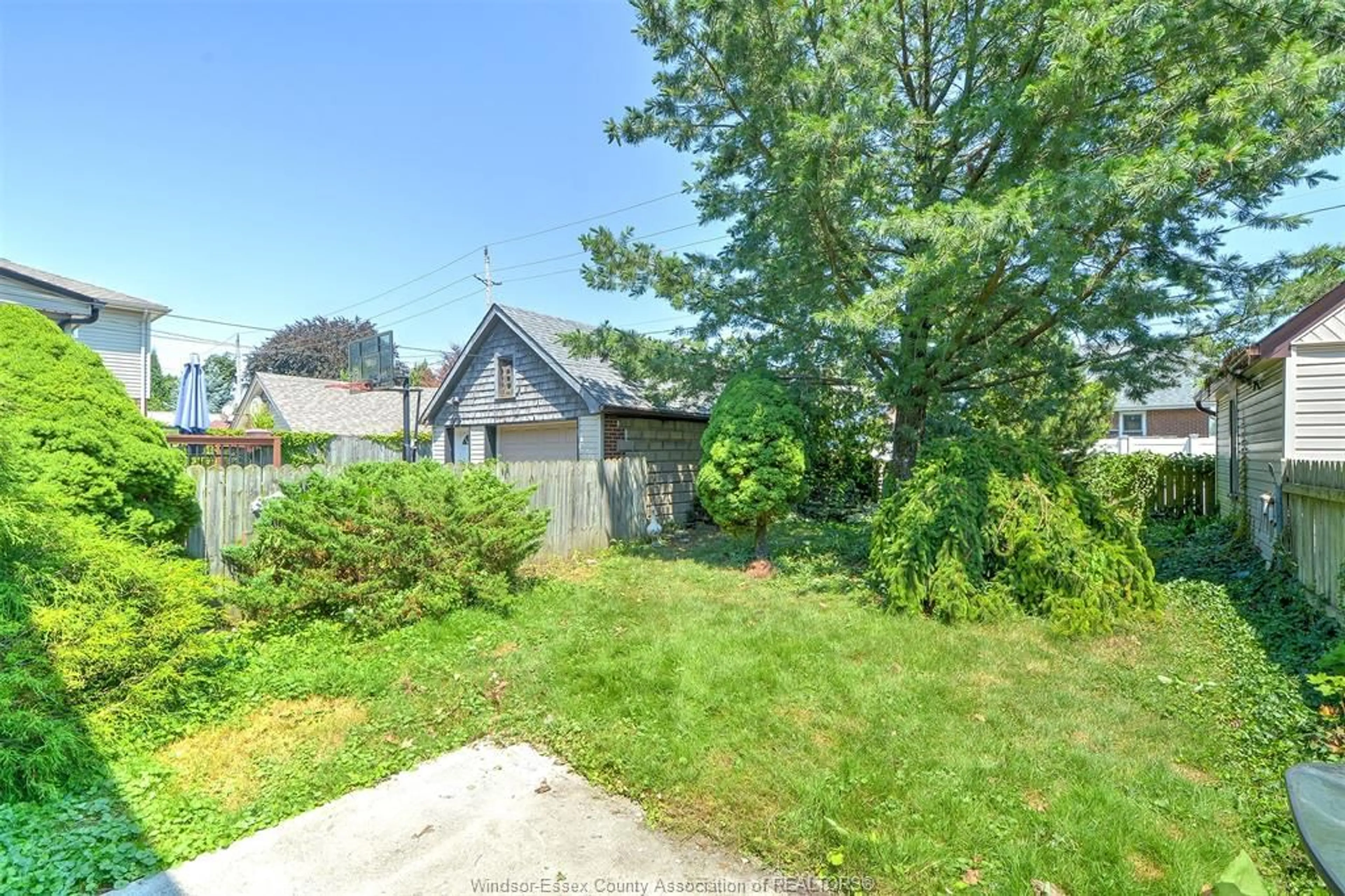 A pic from outside/outdoor area/front of a property/back of a property/a pic from drone, street for 2282 CHILVER, Windsor Ontario N8W 2V3