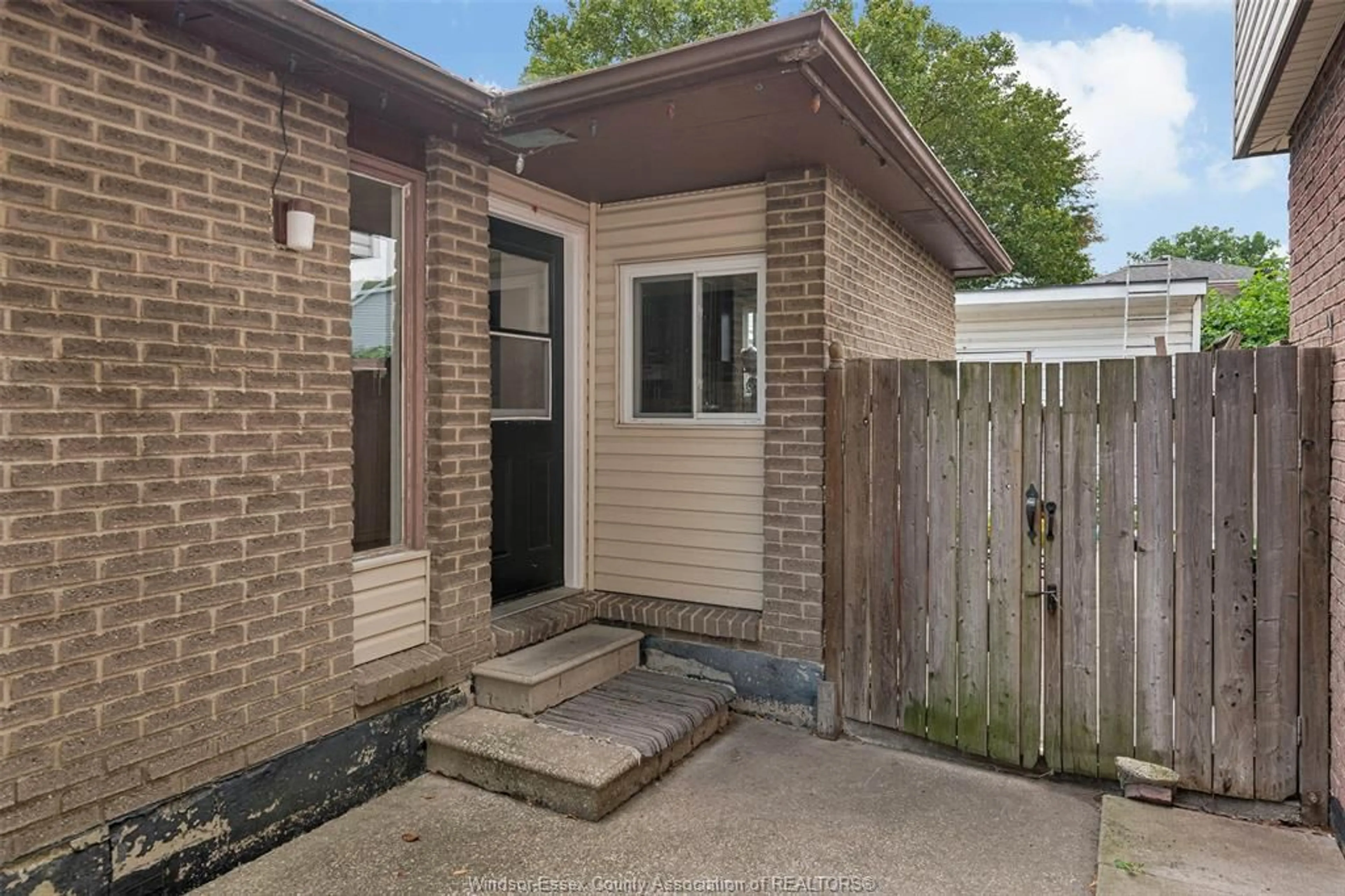 Unknown for 8671 DARLINGTON Cres, Windsor Ontario N8S 4M5
