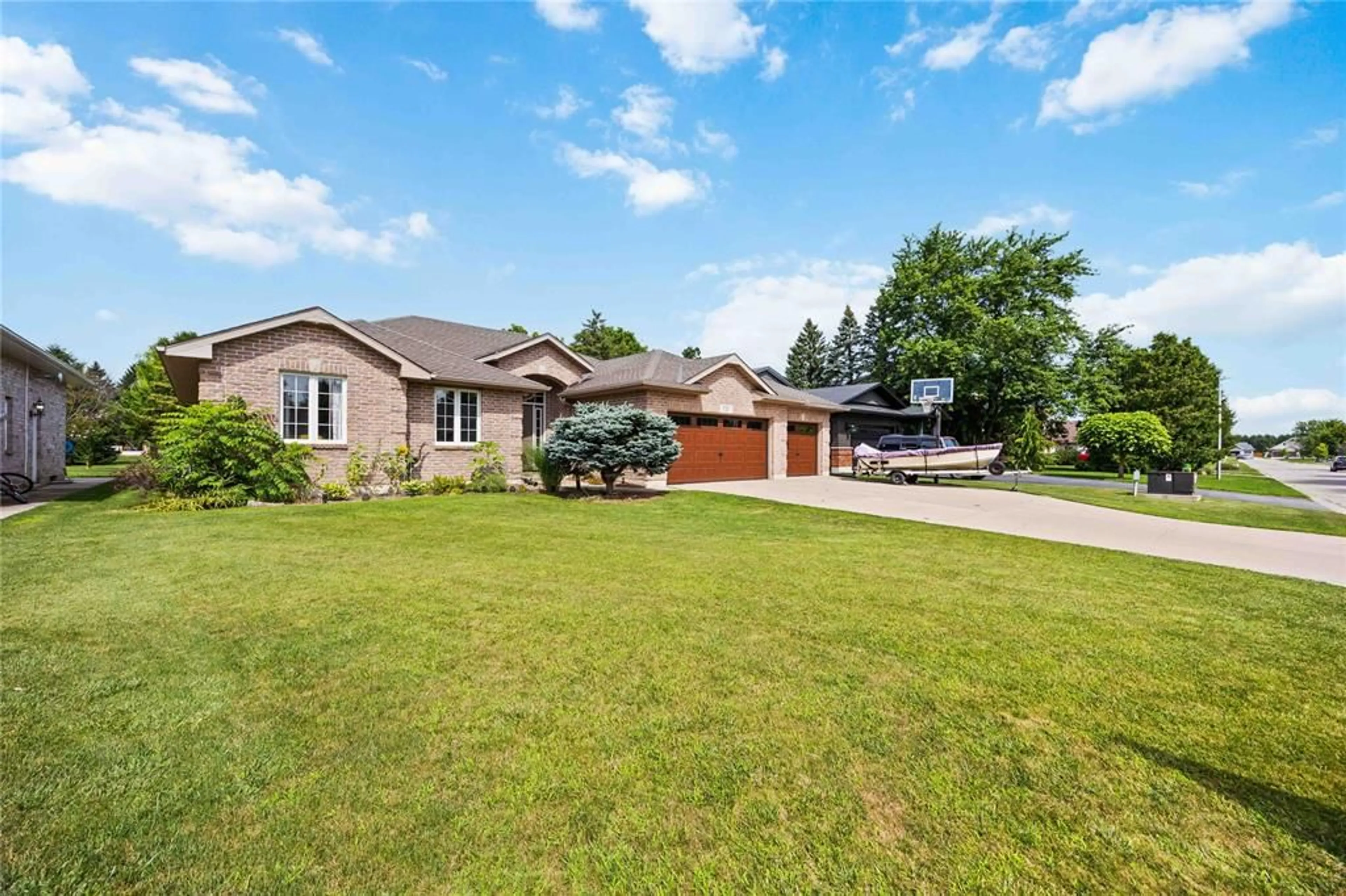 A pic from outside/outdoor area/front of a property/back of a property/a pic from drone, unknown for 727 Norman St, Plympton-Wyoming Ontario N0N 1J0