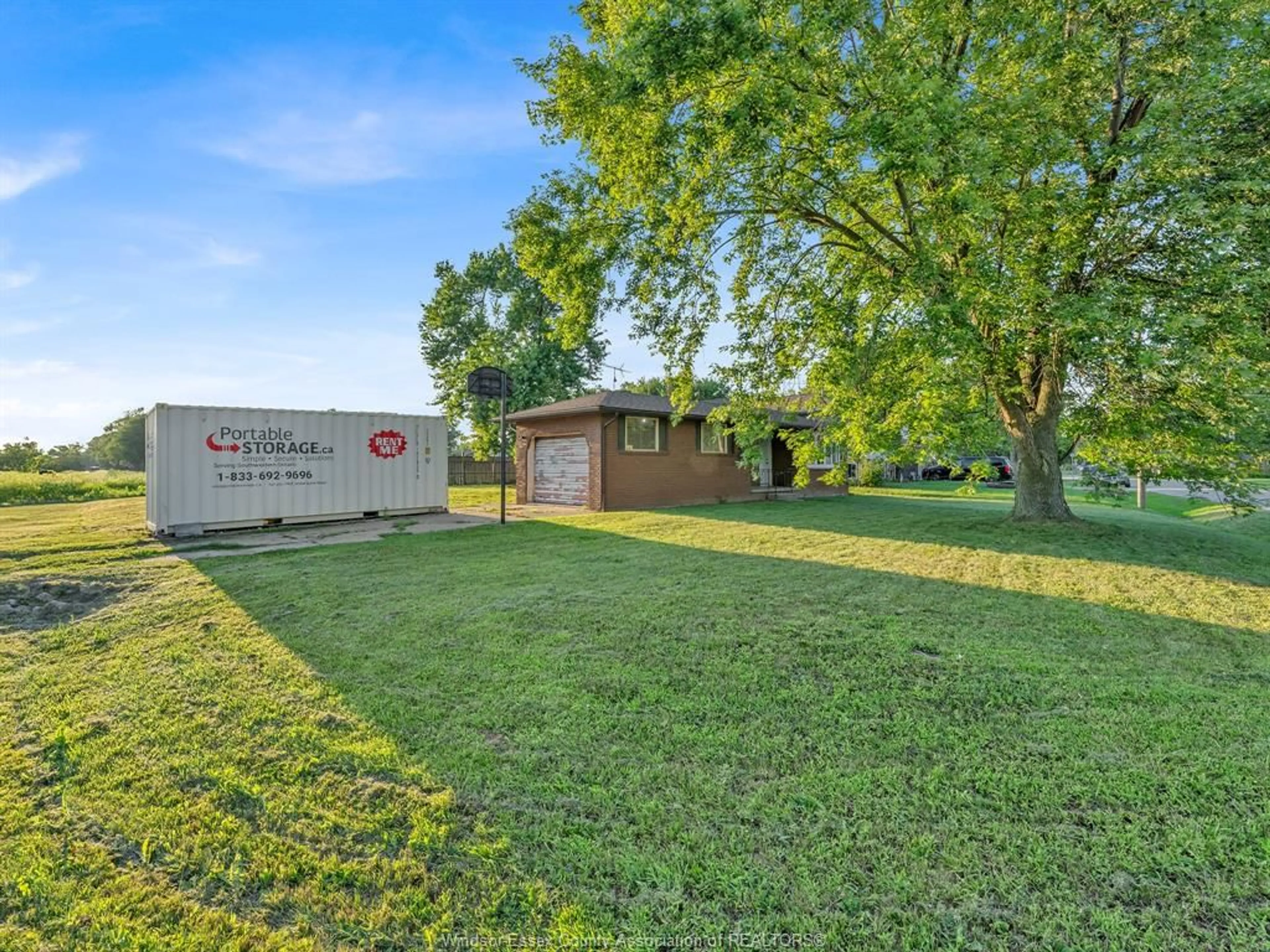 A pic from outside/outdoor area/front of a property/back of a property/a pic from drone, building for 1670 MICHIGAN Ave, LaSalle Ontario N9J 2L6