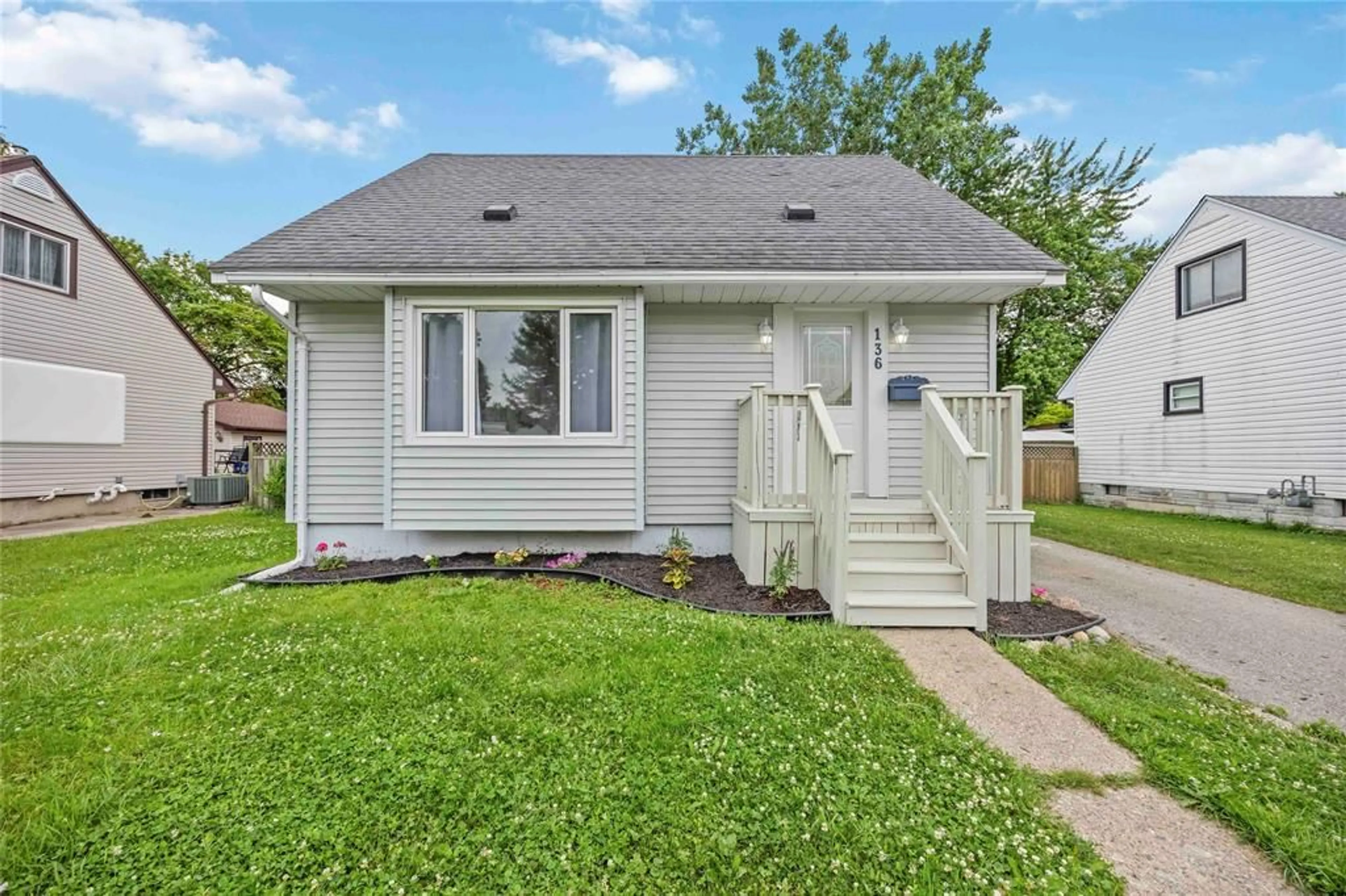 Home with vinyl exterior material, street for 136 CHESTNUT Ave, Sarnia Ontario N7T 4L8