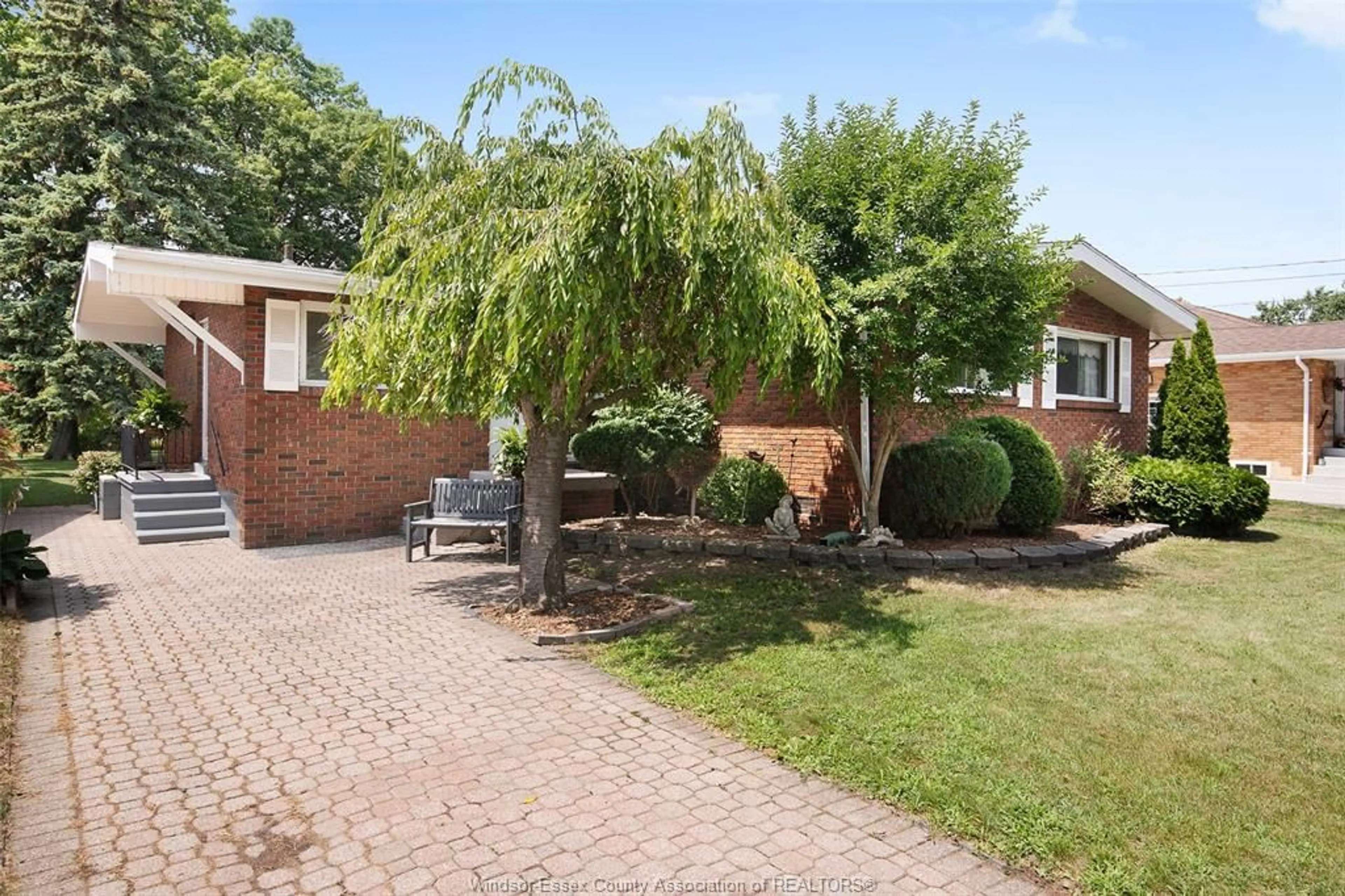 A pic from outside/outdoor area/front of a property/back of a property/a pic from drone, street for 841 Lacasse, Tecumseh Ontario N8N 2C3