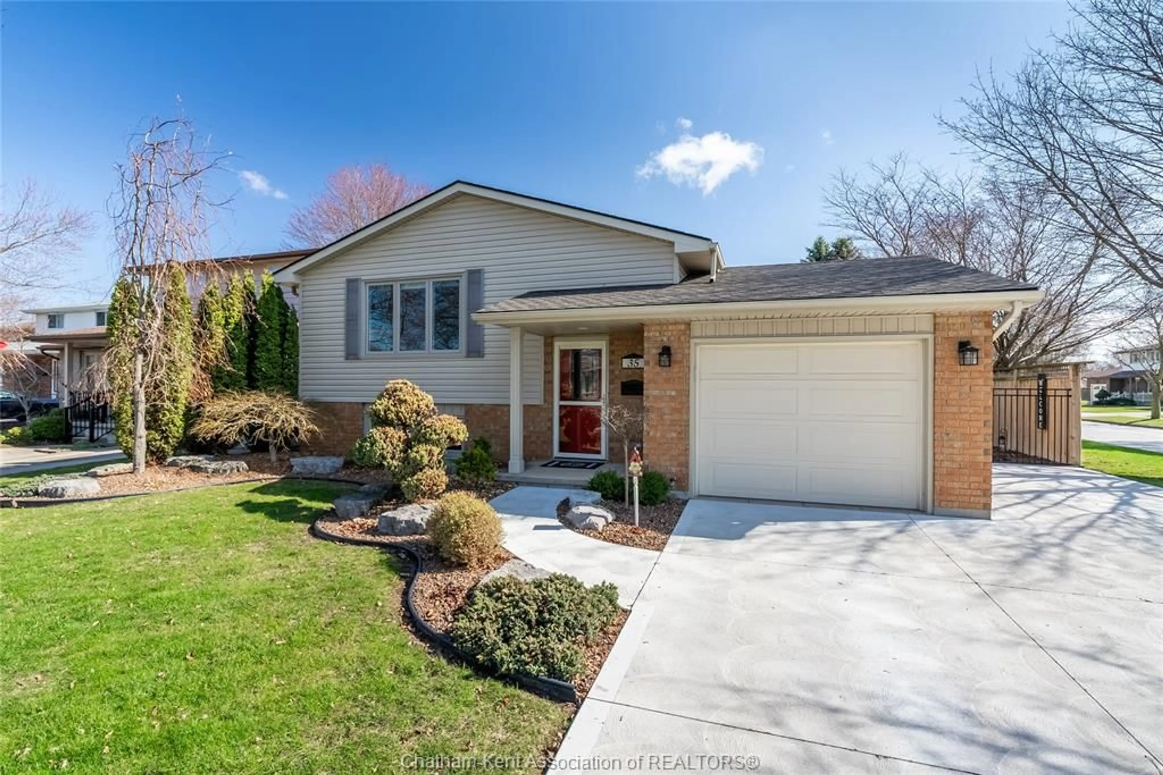 Home with brick exterior material, street for 35 Monarch Dr, Chatham Ontario N7L 5G6