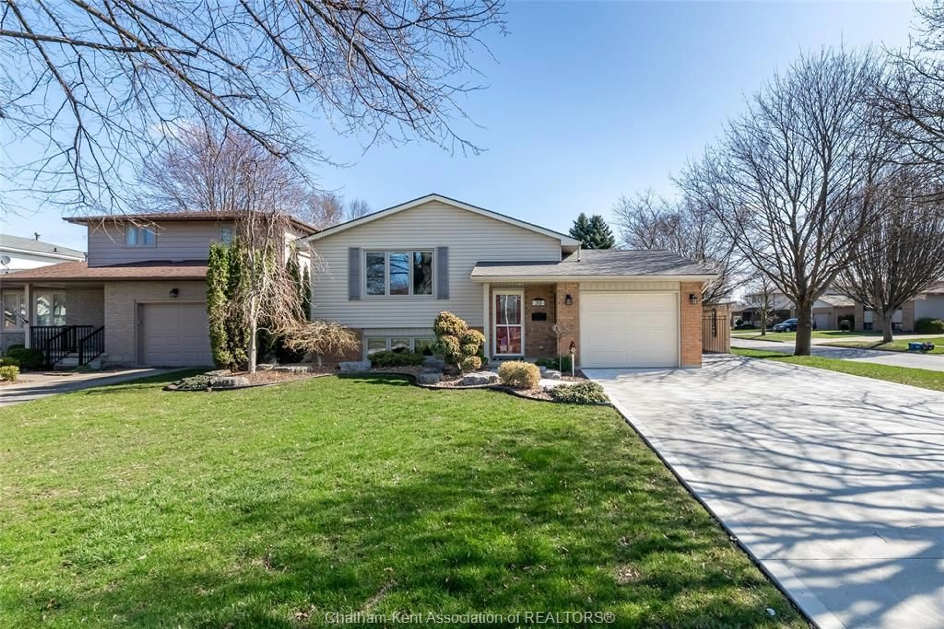 Home with vinyl exterior material, street for 35 Monarch Dr, Chatham Ontario N7L 5G6