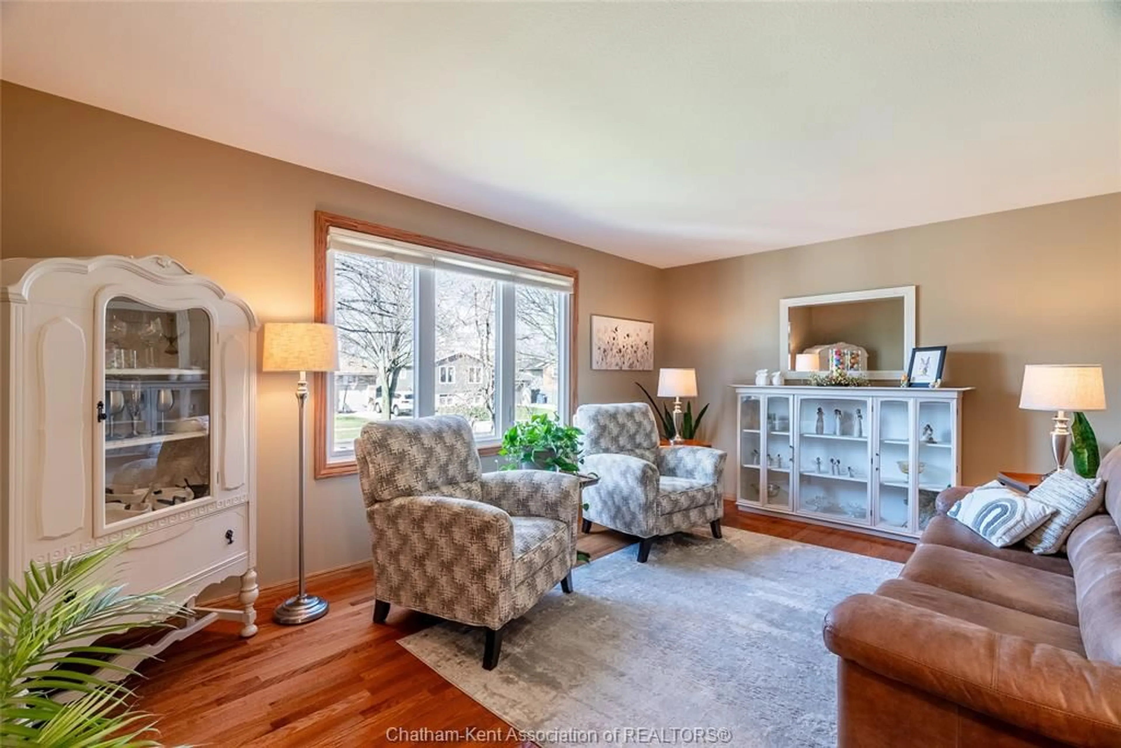 Living room with furniture, unknown for 35 Monarch Dr, Chatham Ontario N7L 5G6