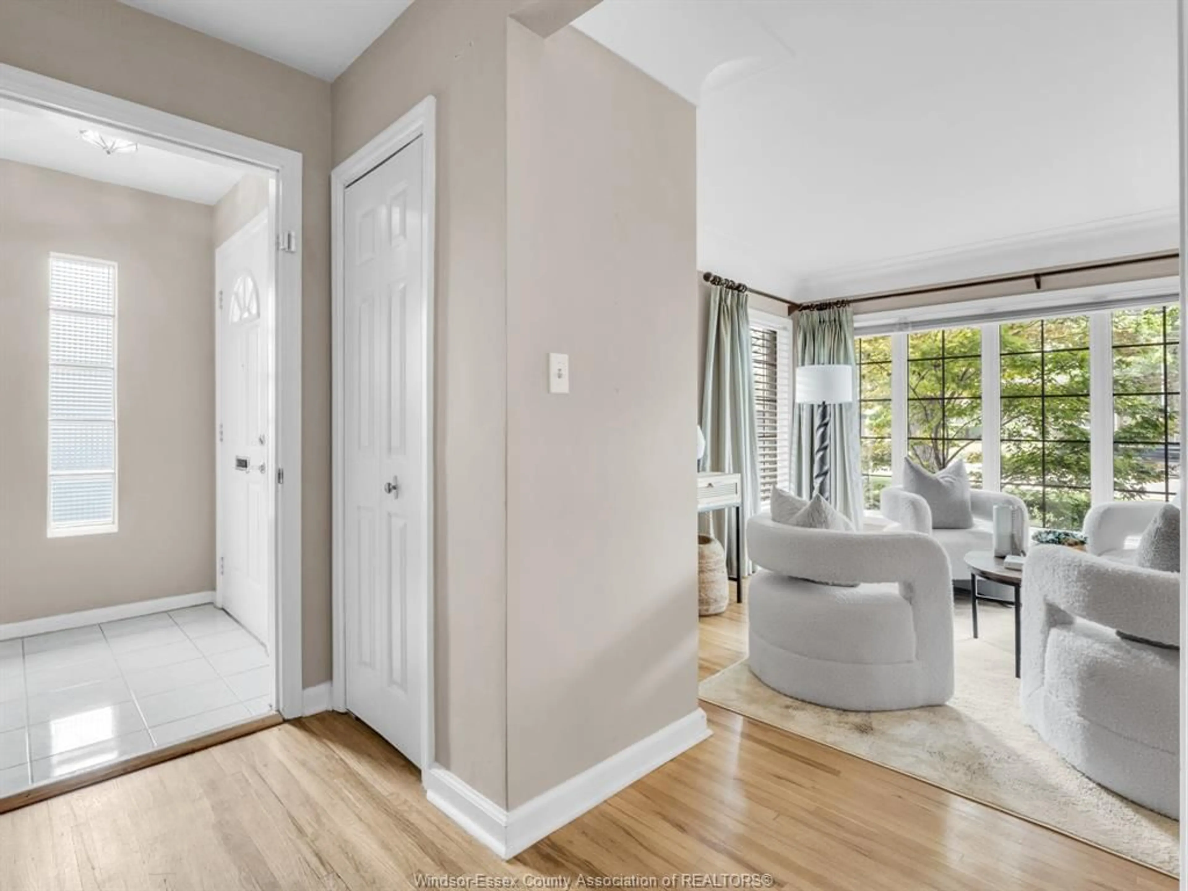 Indoor entryway for 30 Cabana, Windsor Ontario N9G 1A2