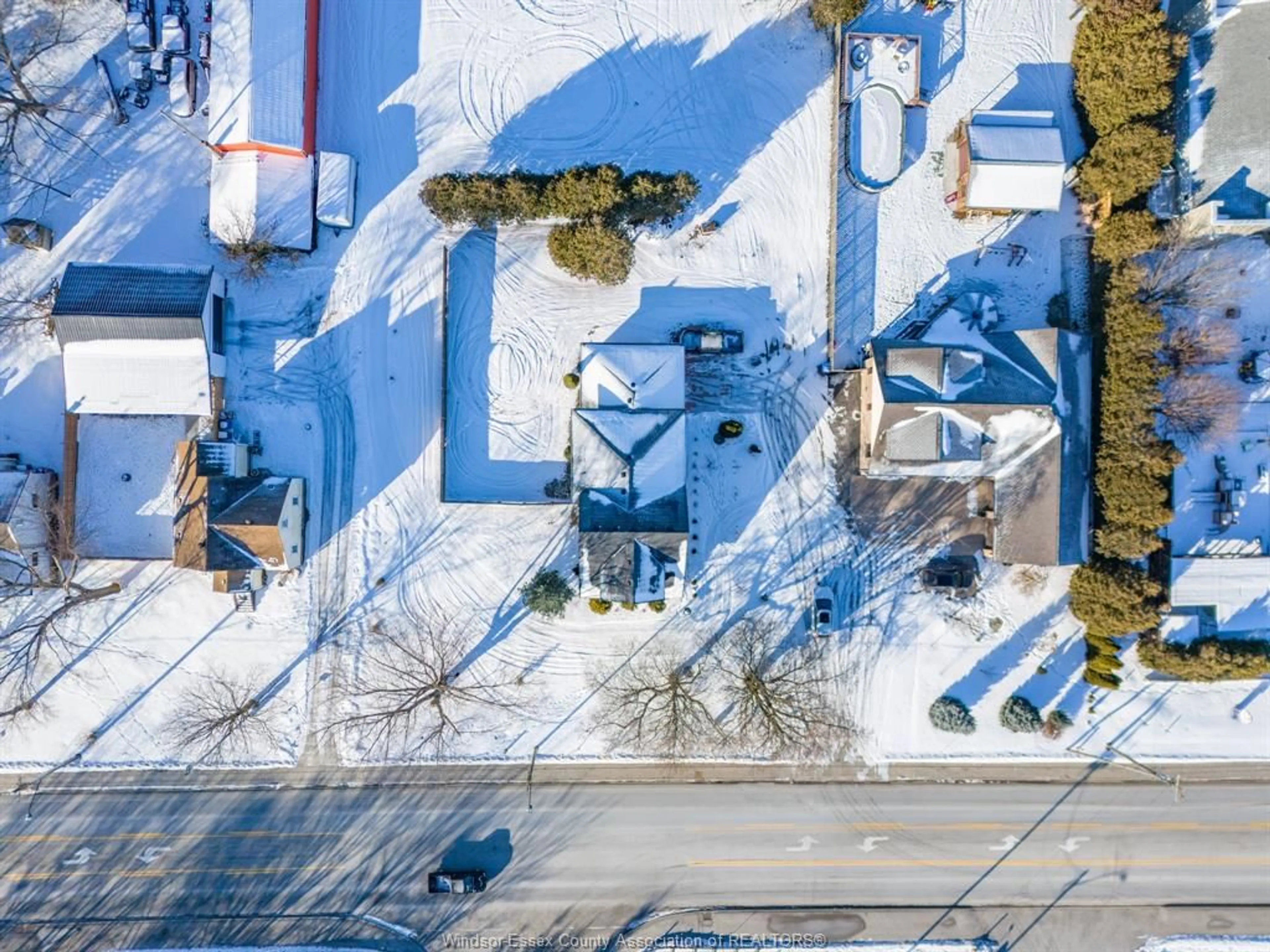 A pic from outside/outdoor area/front of a property/back of a property/a pic from drone, street for 1695 DIVISION Rd, Kingsville Ontario N9Y 2Y9