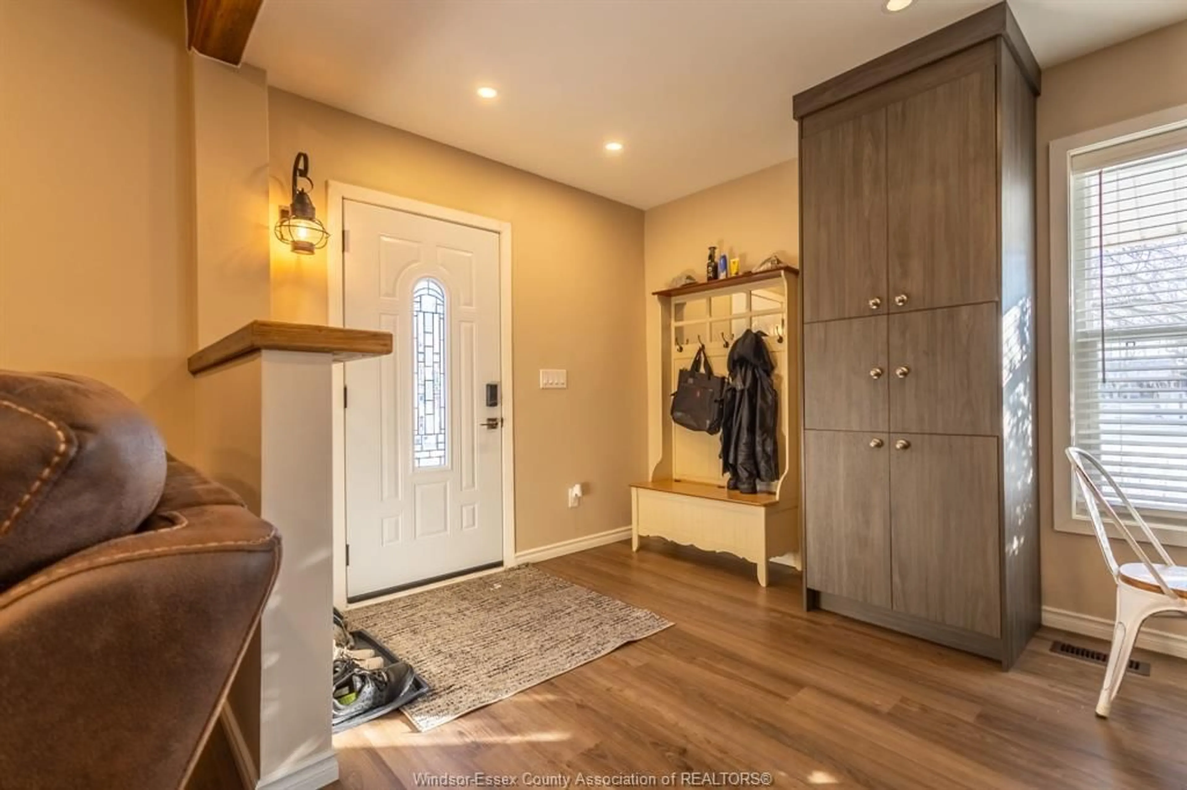 Indoor entryway for 1695 DIVISION Rd, Kingsville Ontario N9Y 2Y9