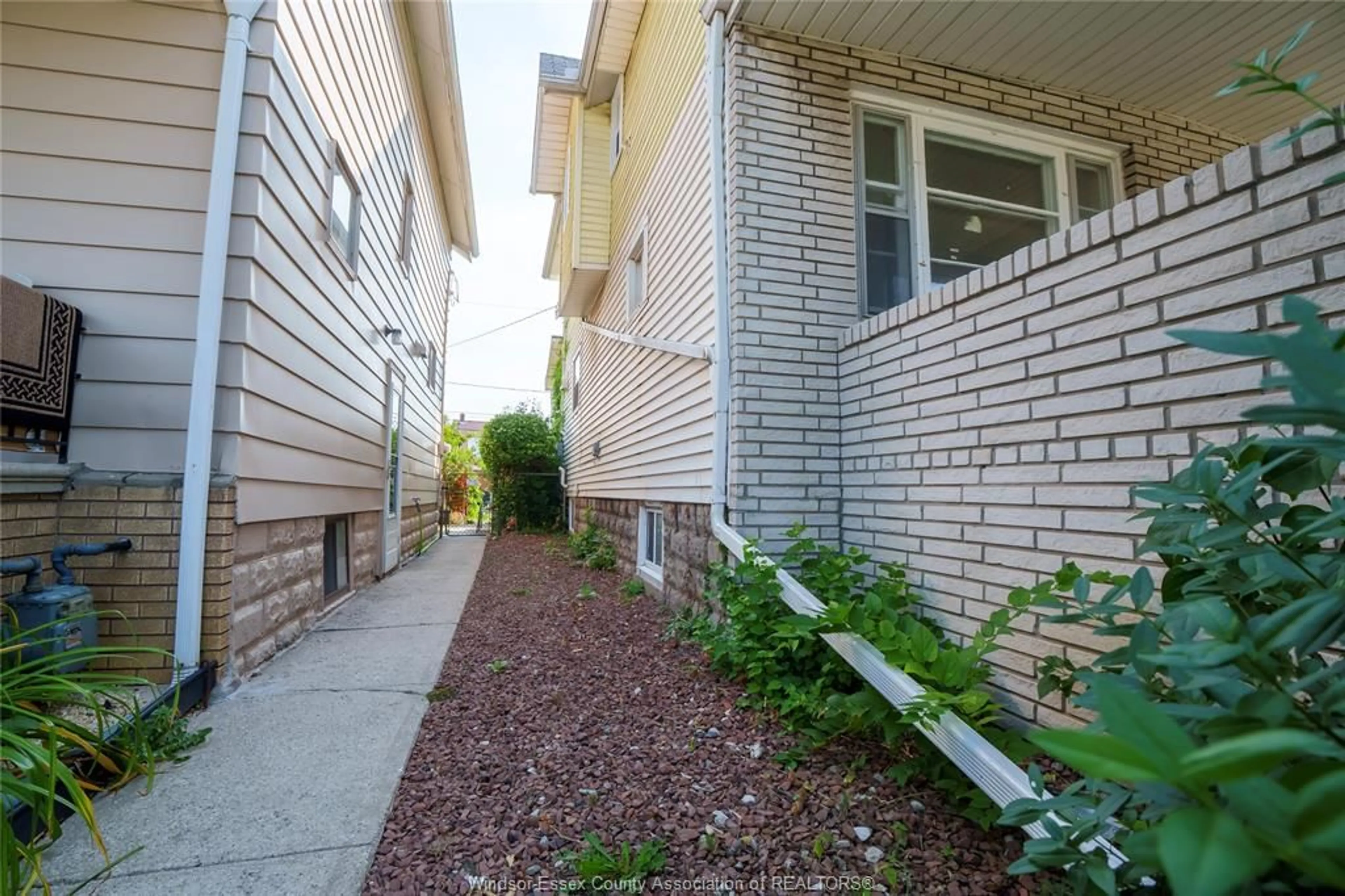 Patio, street for 950 ELSMERE, Windsor Ontario N9A 2A9