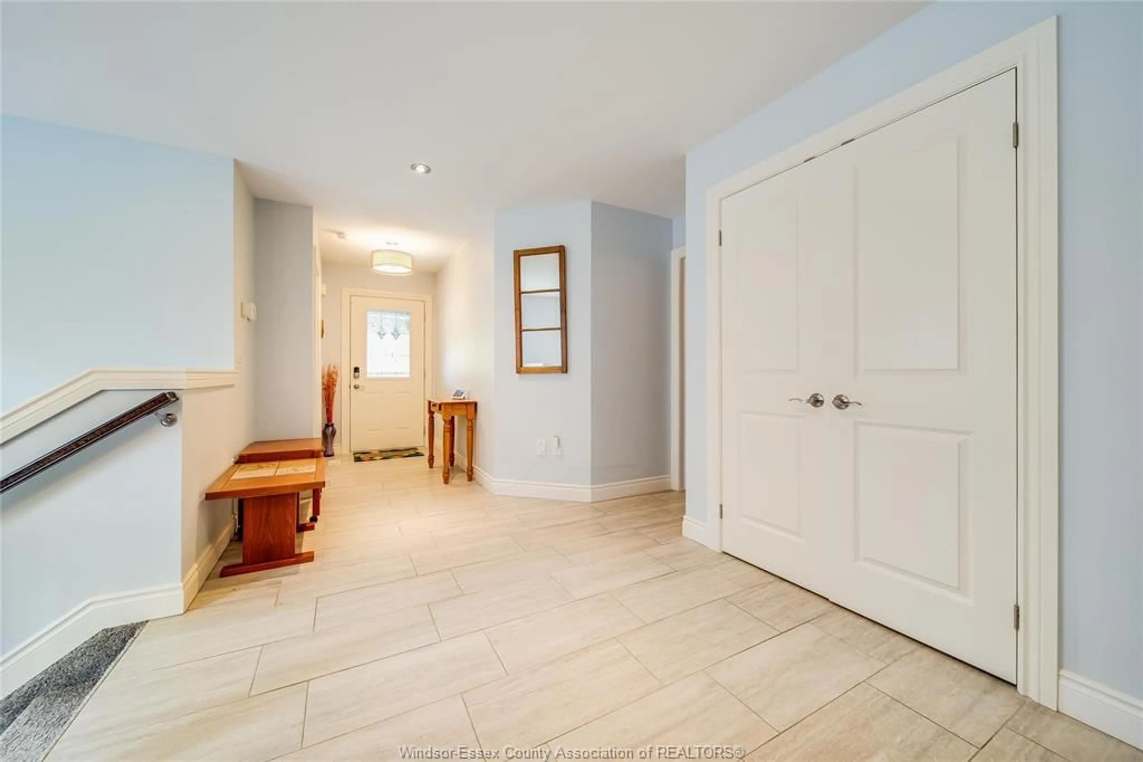 Indoor entryway for 2225 MAITLAND Ave, Windsor Ontario N8P 0B7