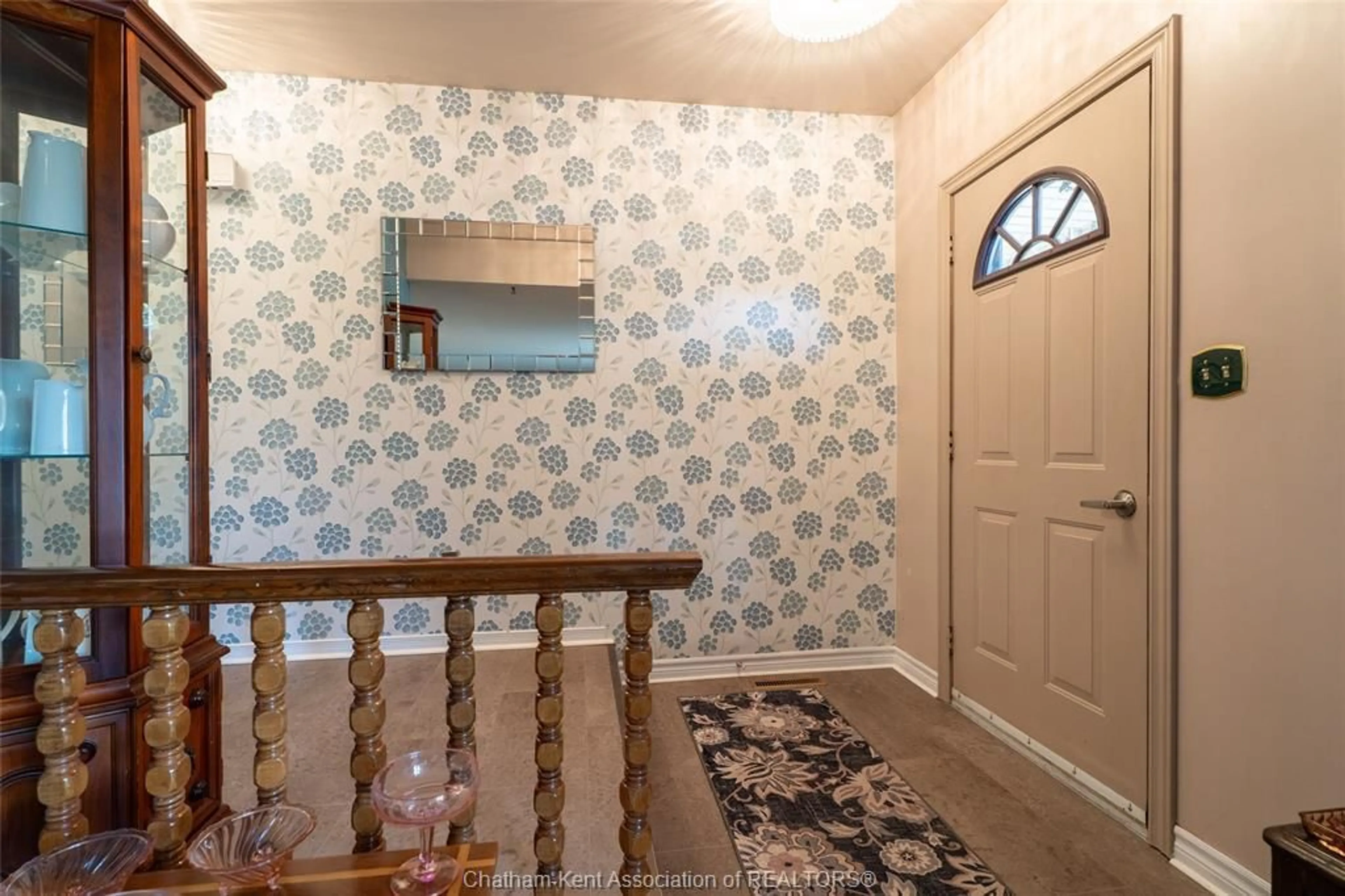 Indoor entryway for 235 Merritt Ave, Chatham Ontario N7M 5T8