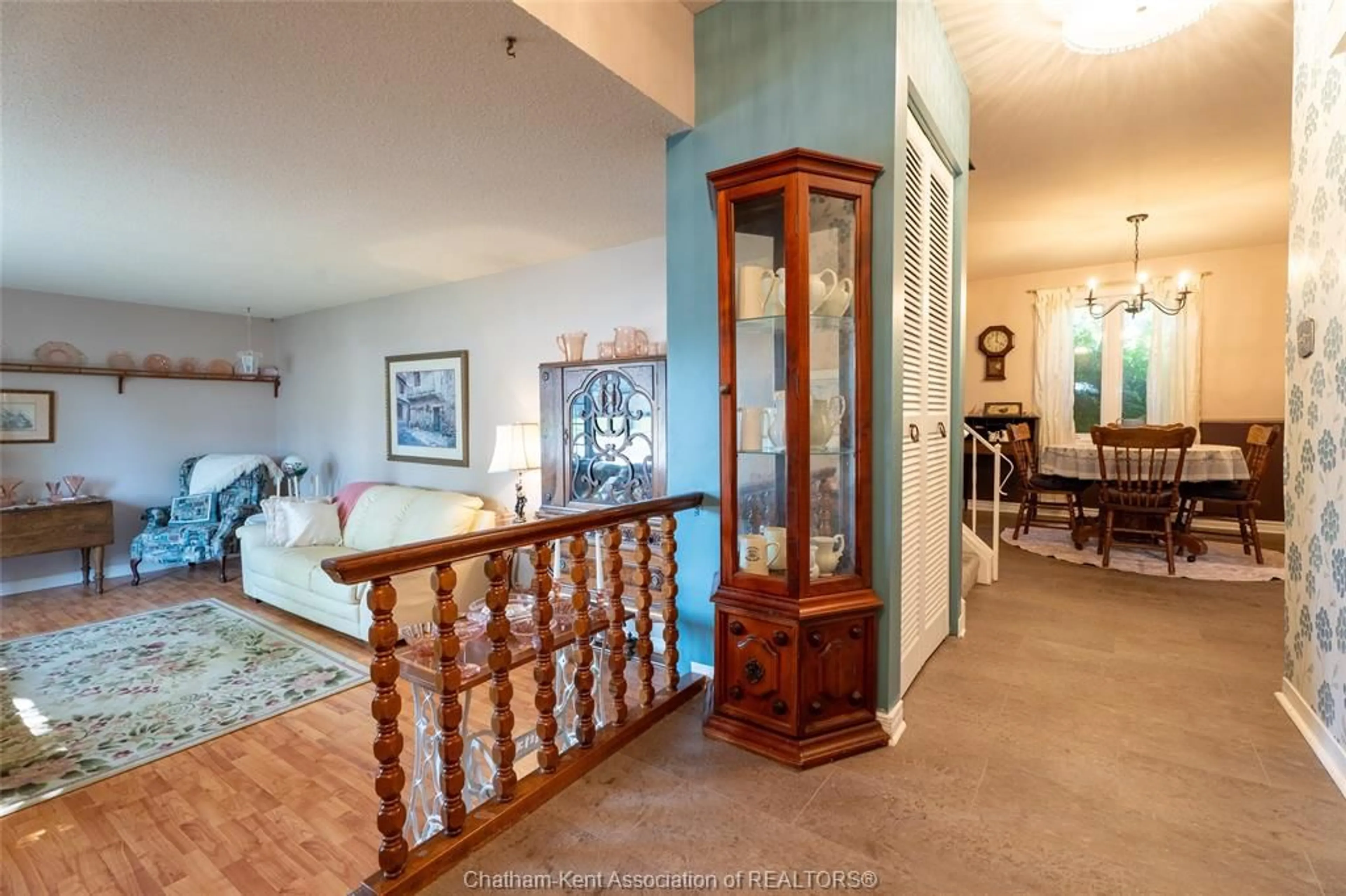 Indoor foyer for 235 Merritt Ave, Chatham Ontario N7M 5T8