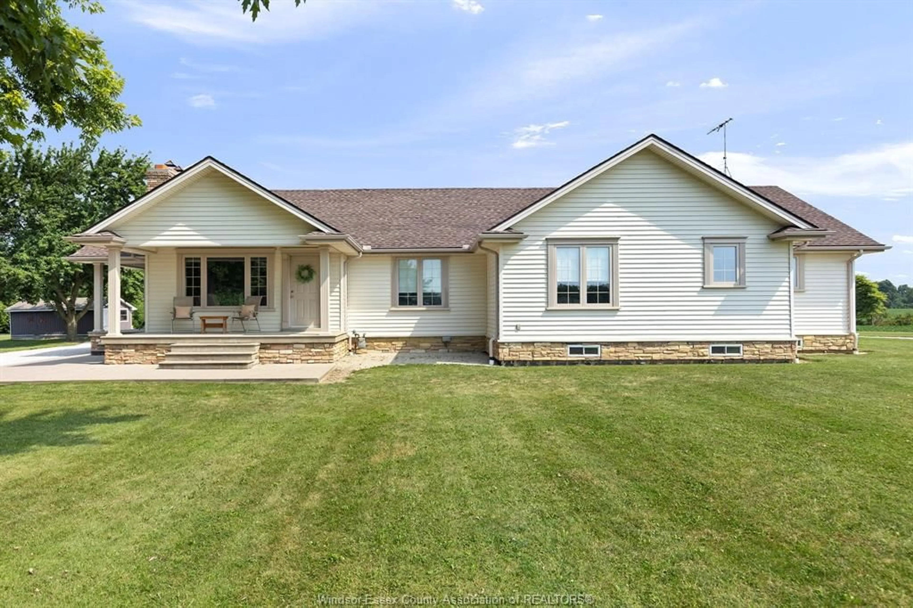 A pic from outside/outdoor area/front of a property/back of a property/a pic from drone, unknown for 5070 TEXAS, Amherstburg Ontario N9V 0L8
