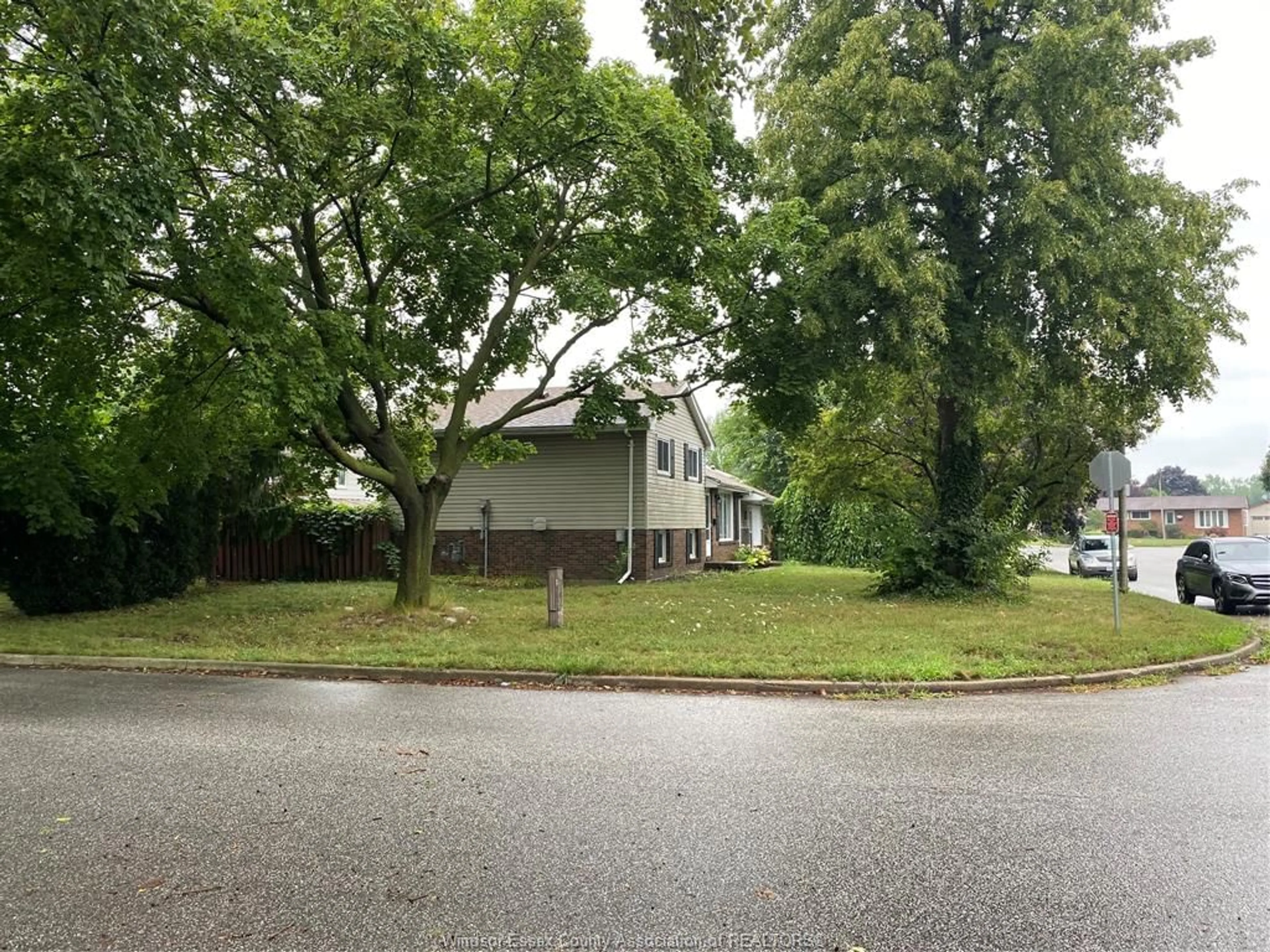 Unknown for 3173 SUSSEX Crt, Windsor Ontario N8T 2C5