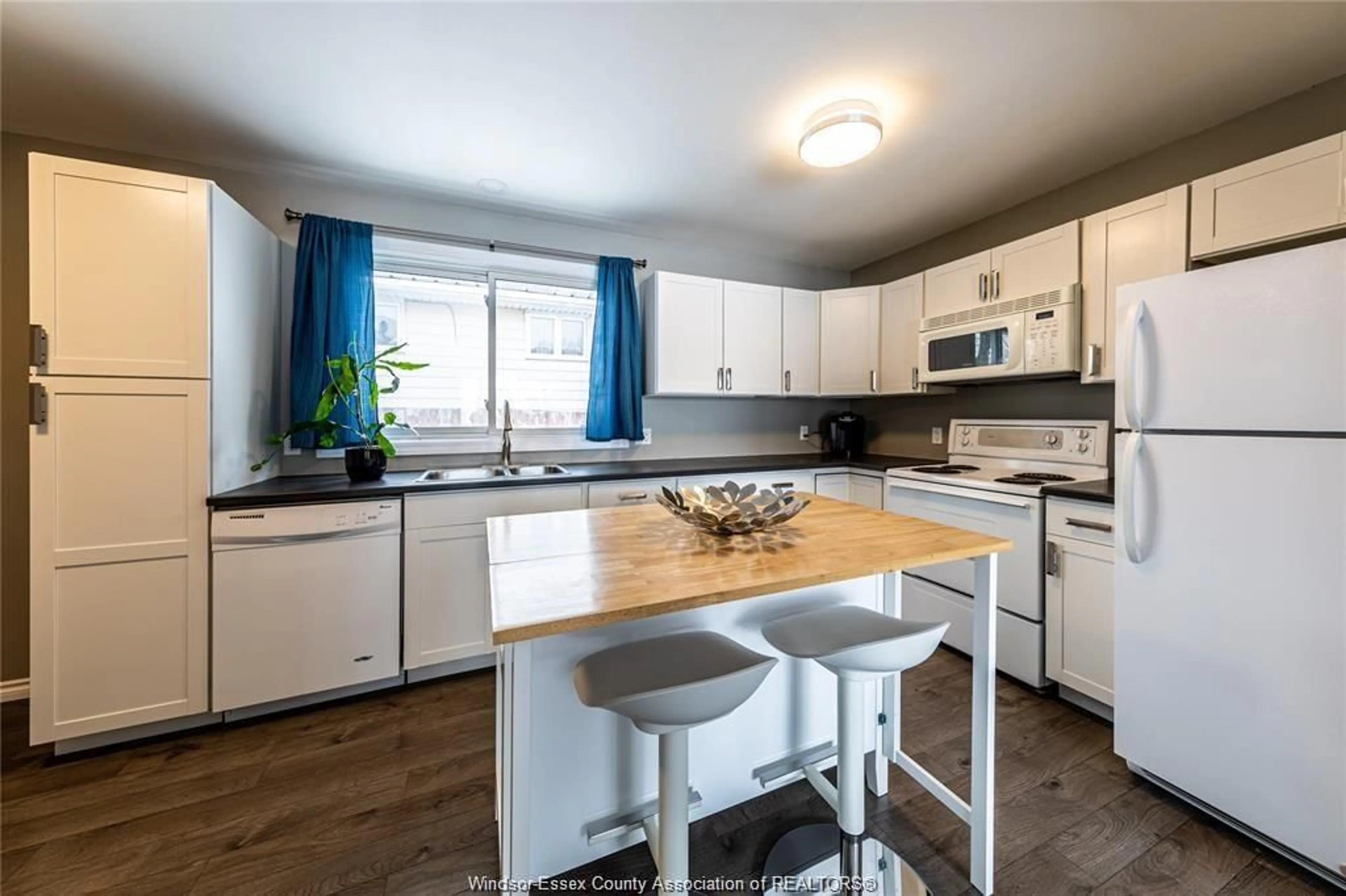 Standard kitchen, wood/laminate floor for 3173 SUSSEX Crt, Windsor Ontario N8T 2C5