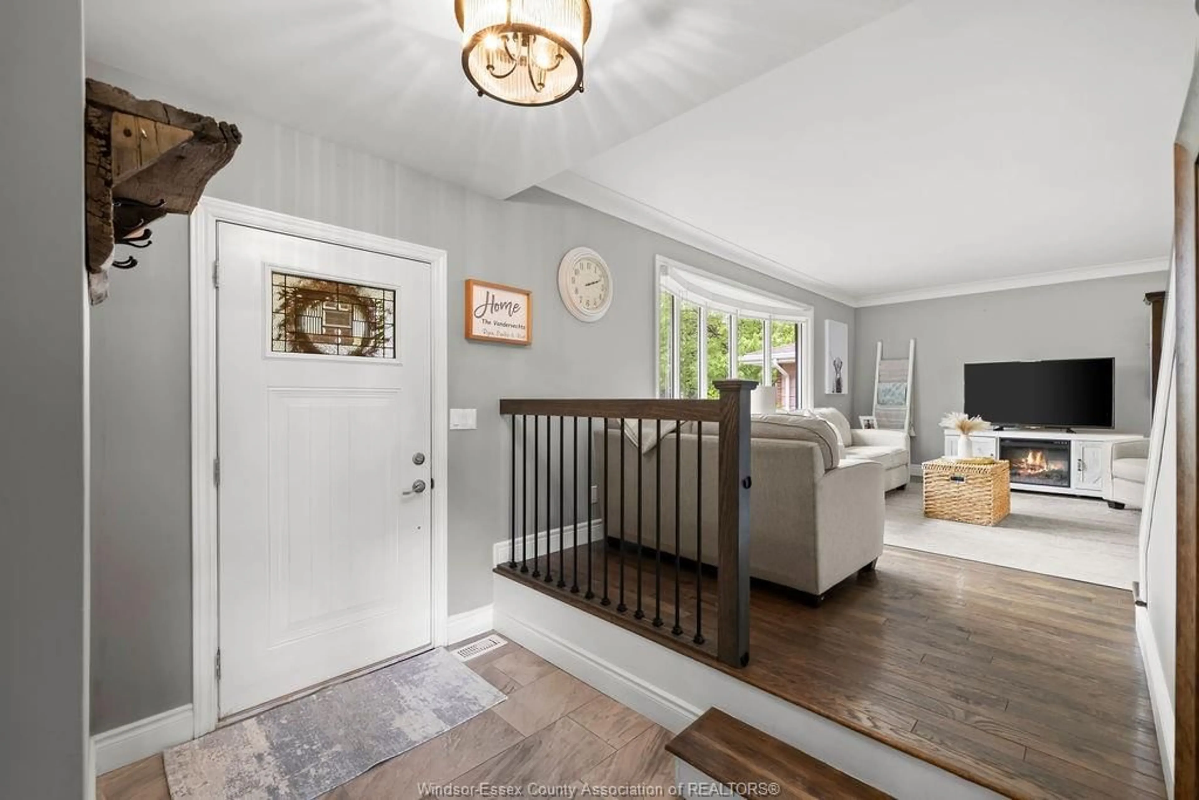 Indoor entryway for 384 CENTENNIAL Dr, Tecumseh Ontario N8N 2P2