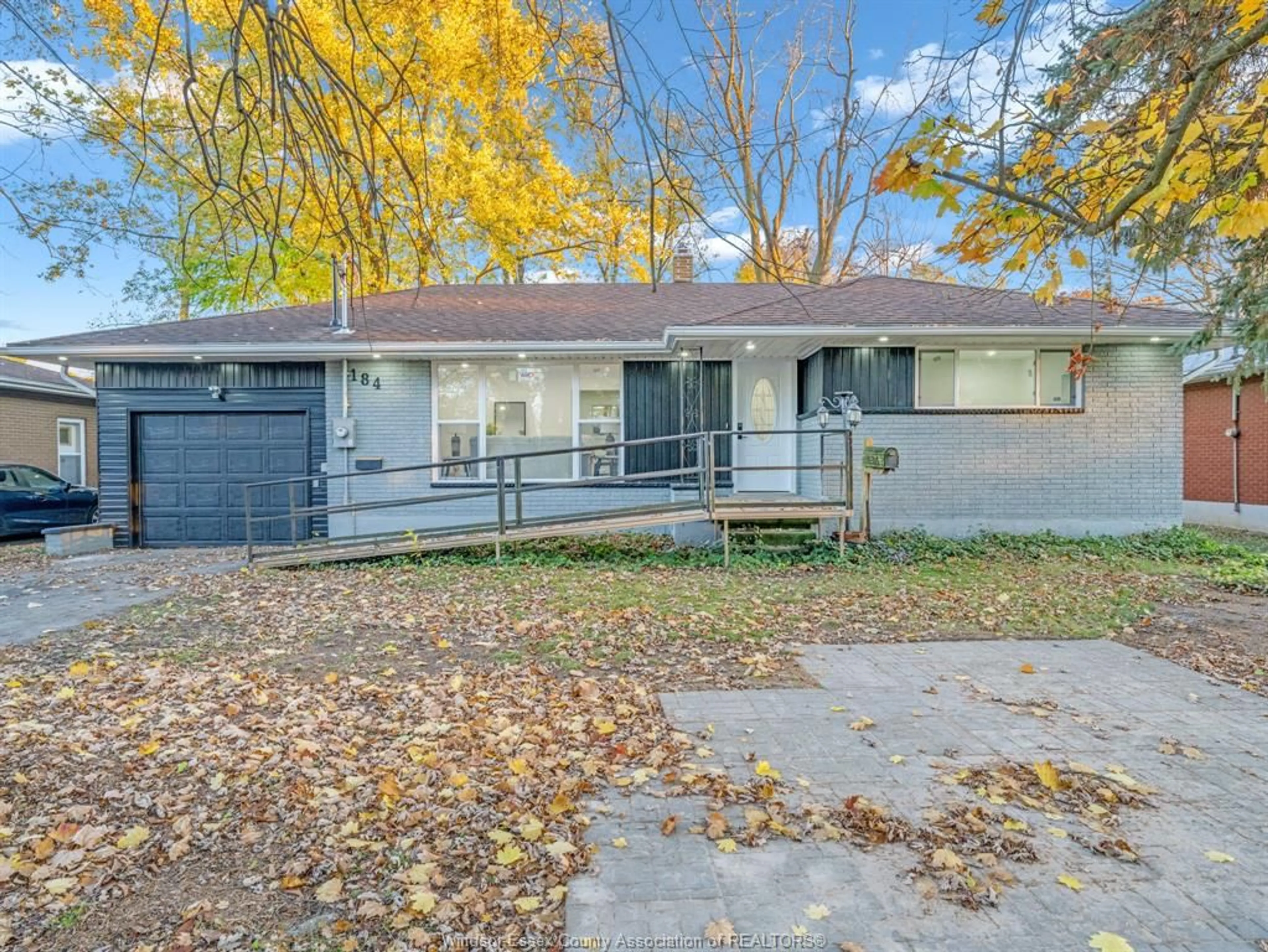 Home with vinyl exterior material, street for 184 ELLIS St, Chatham Ontario N7L 2M1