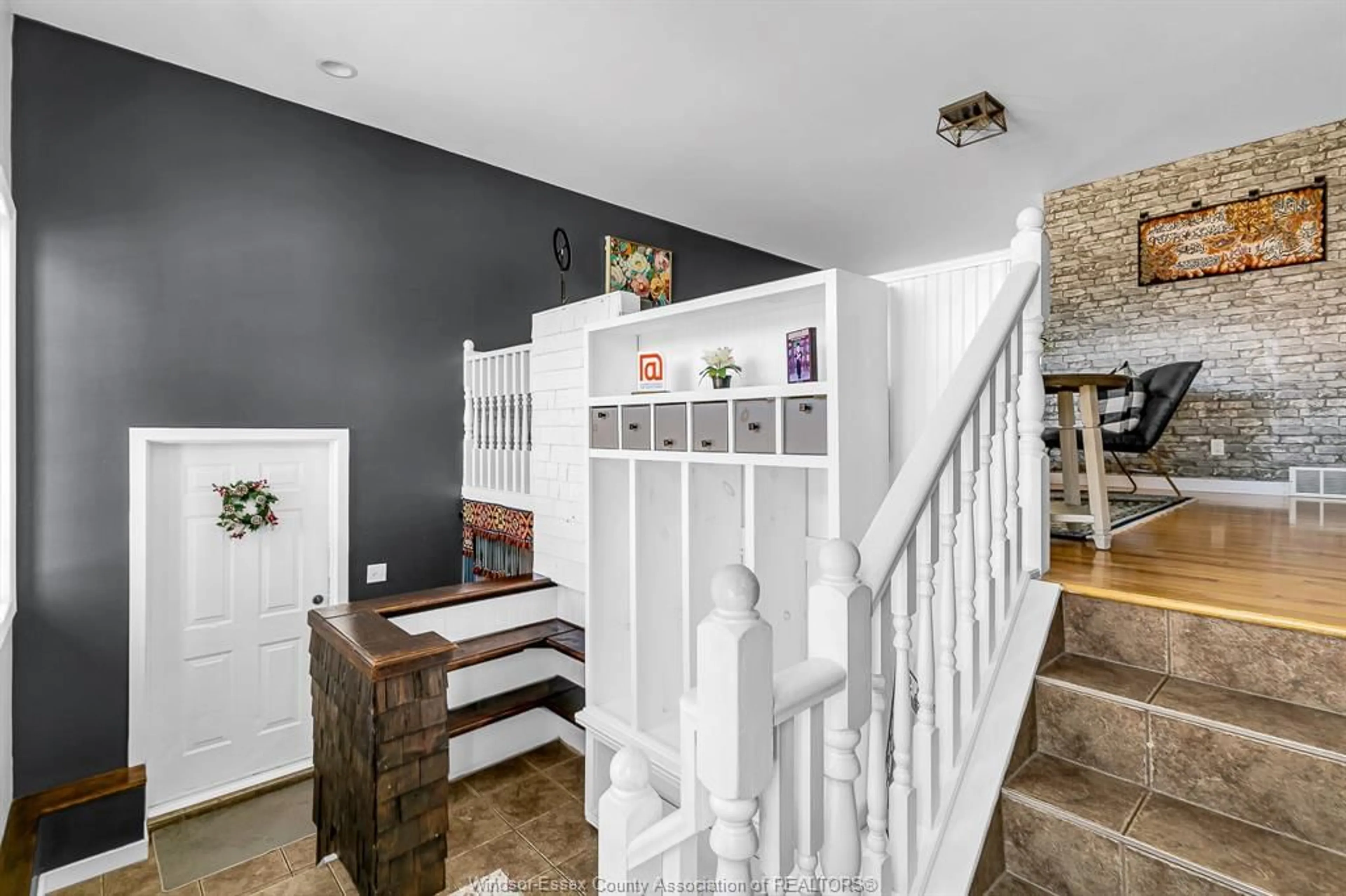 Indoor entryway for 200 RIVERVIEW Ave, LaSalle Ontario N9J 3Y1