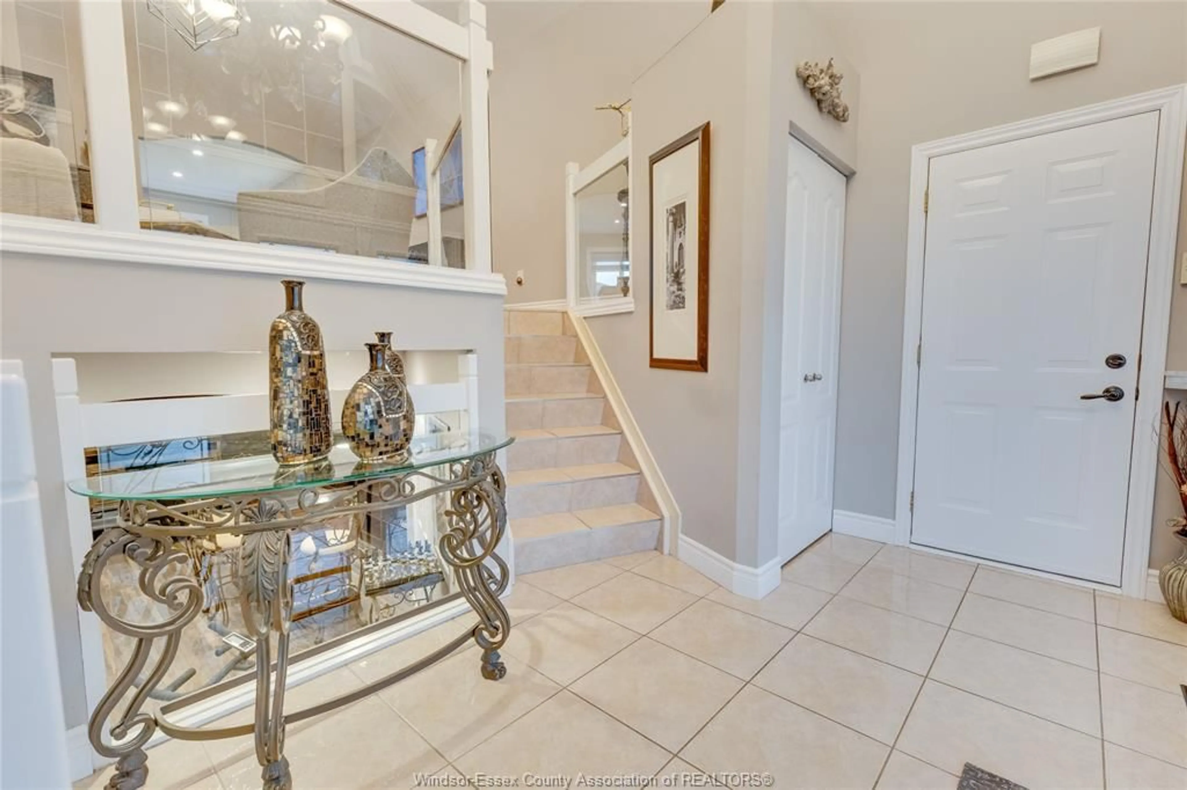 Indoor entryway for 4250 Canberra, Windsor Ontario N9G 3E8
