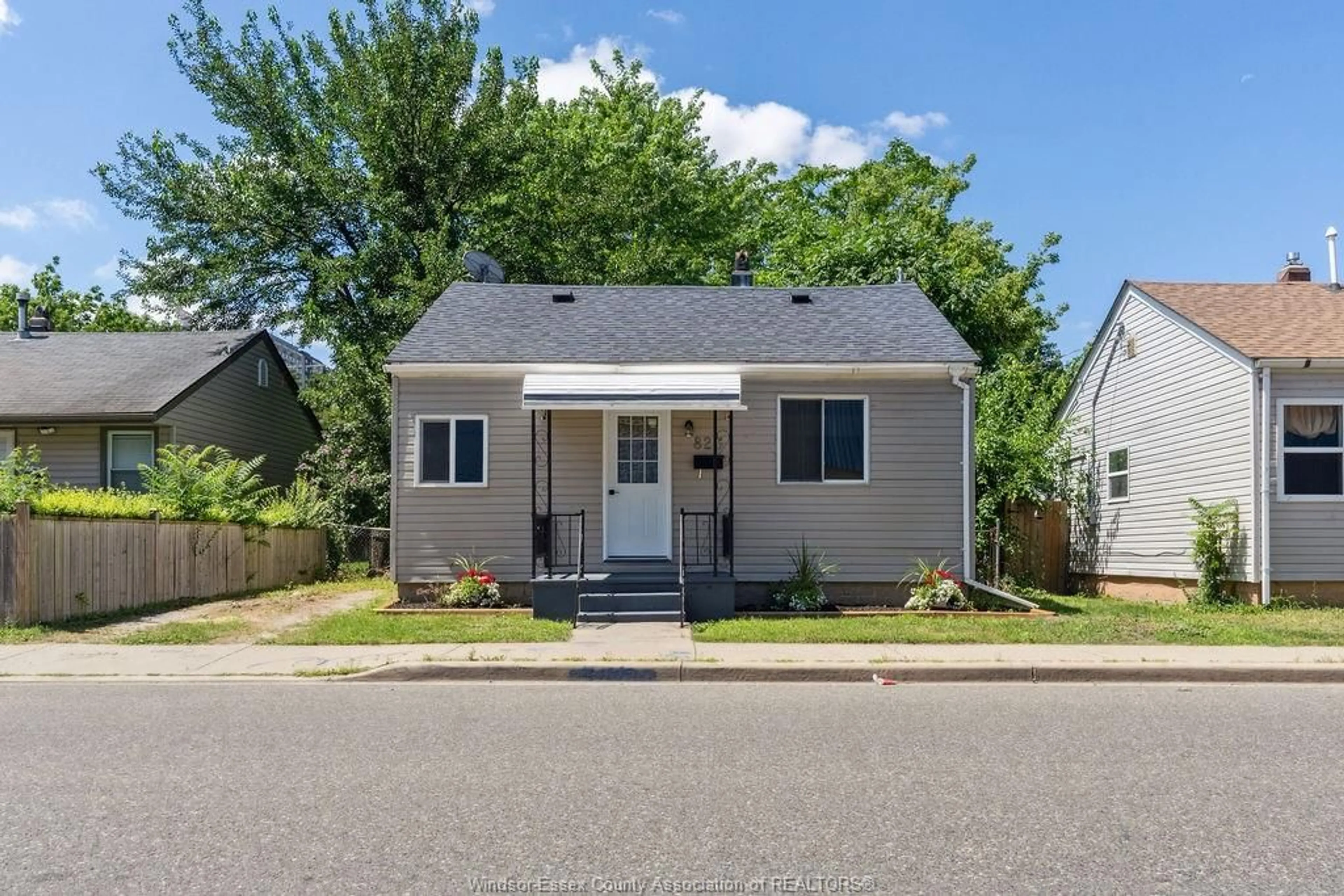 Home with vinyl exterior material, street for 823 MCDOUGALL Ave, Windsor Ontario N9A 1L9