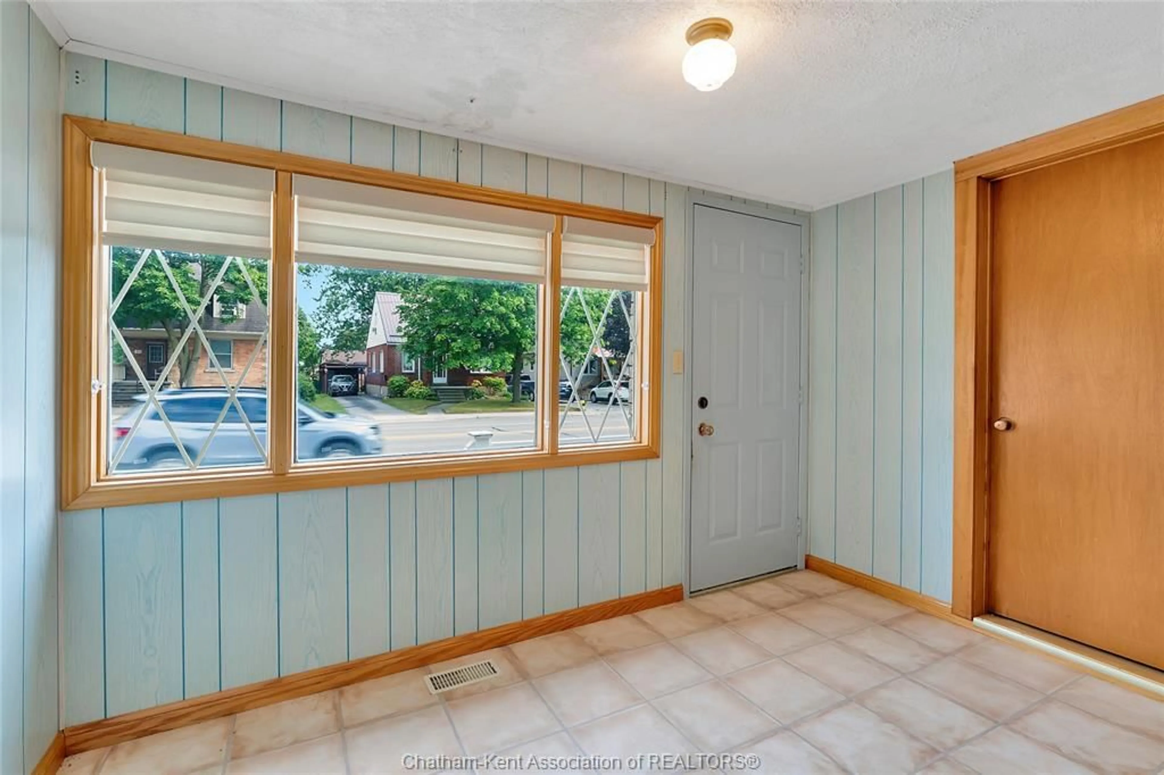Indoor entryway for 87 Park Ave, Chatham Ontario N7M 1V8