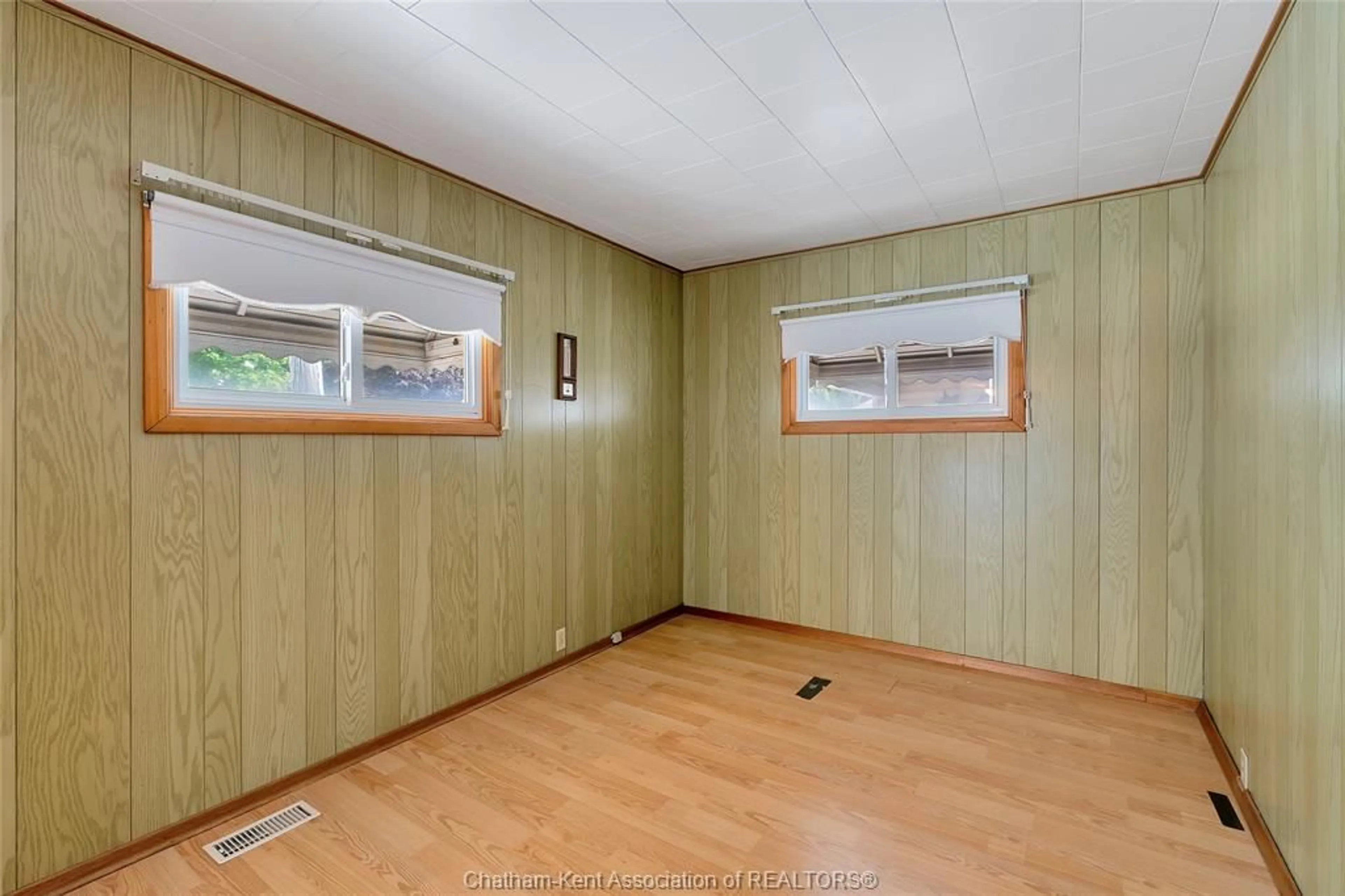 A pic of a room for 87 Park Ave, Chatham Ontario N7M 1V8
