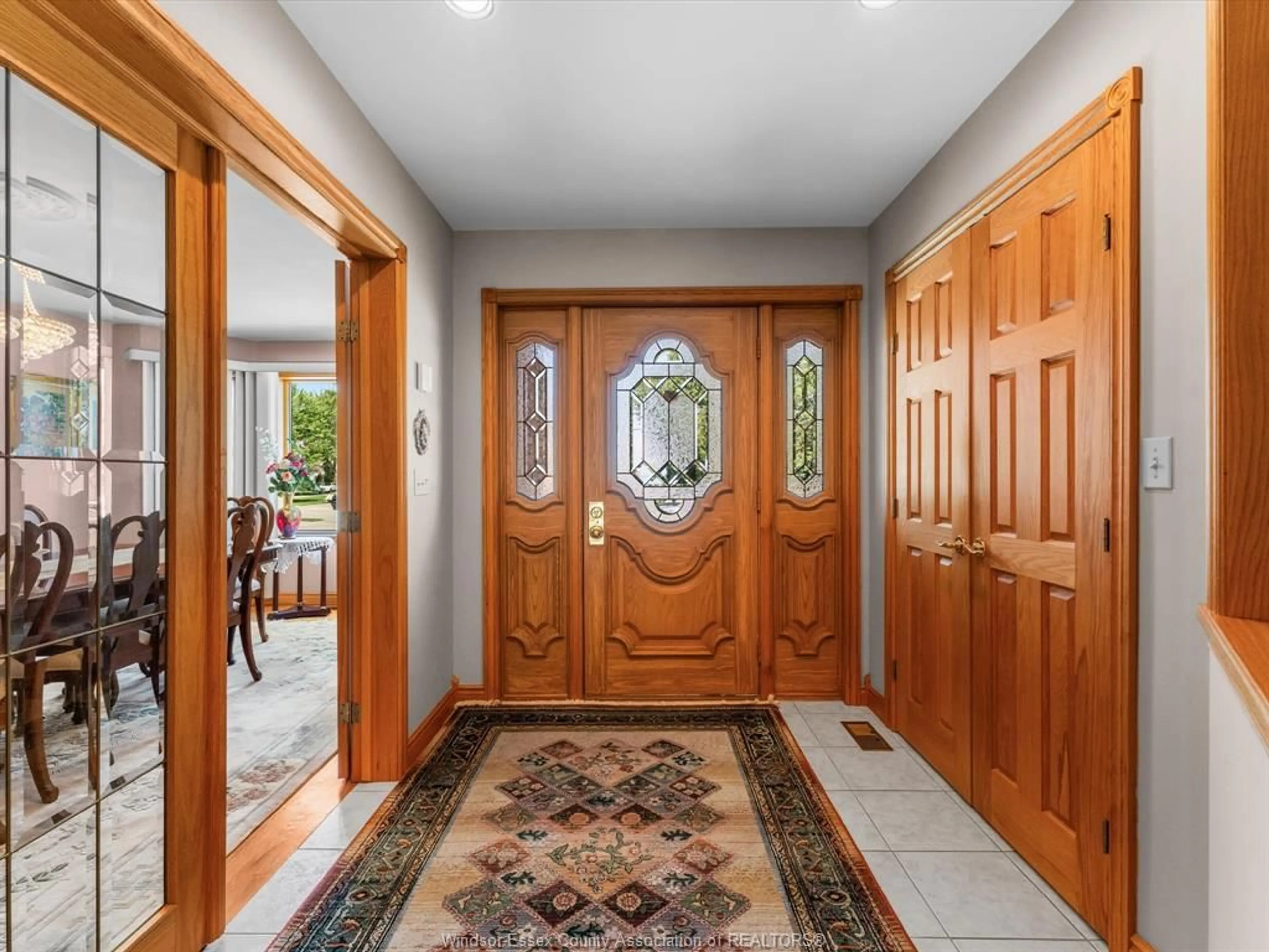 Indoor entryway for 12915 RIVERSIDE Dr, Tecumseh Ontario N8N 1A9