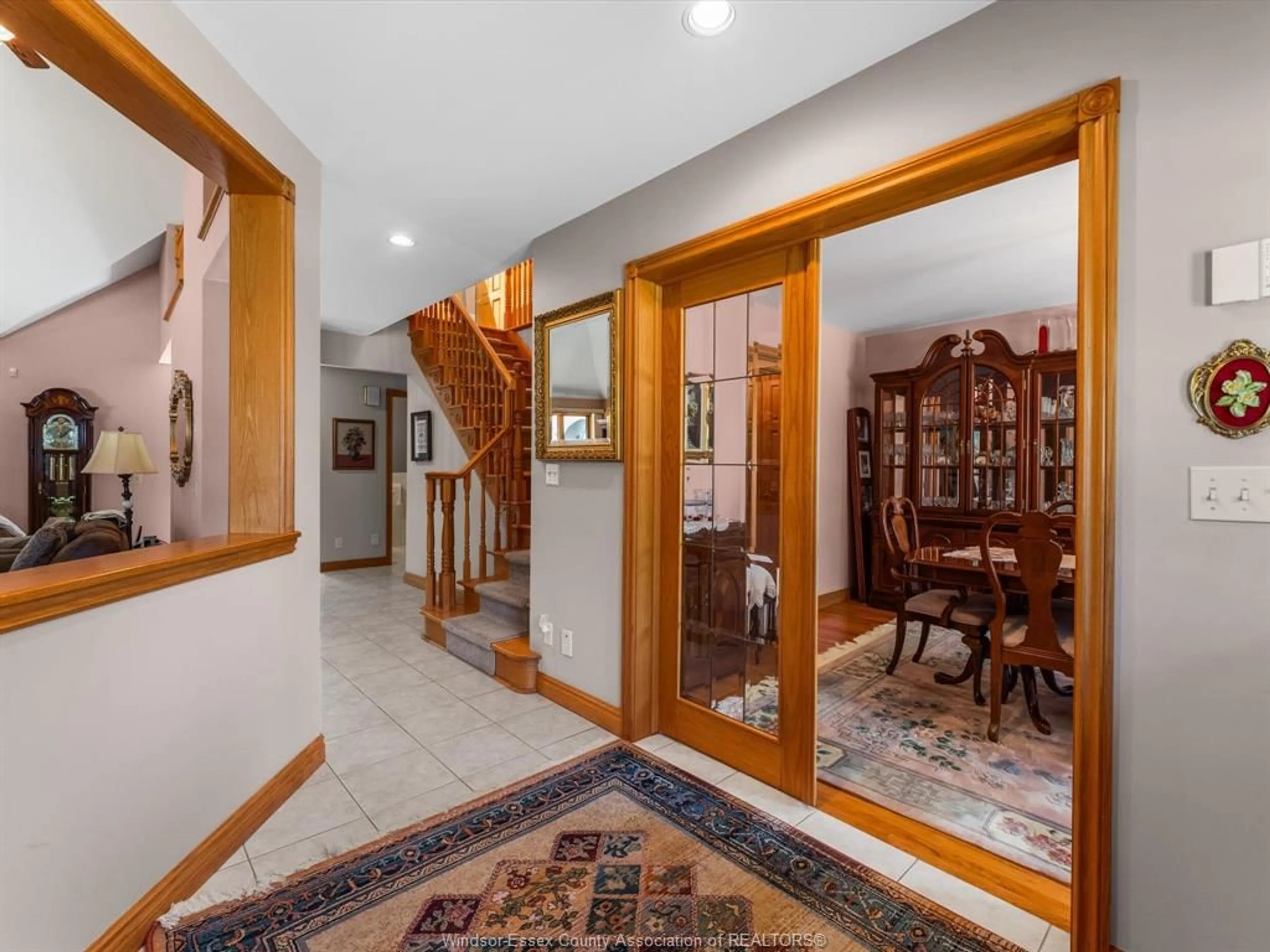 Indoor foyer for 12915 RIVERSIDE Dr, Tecumseh Ontario N8N 1A9