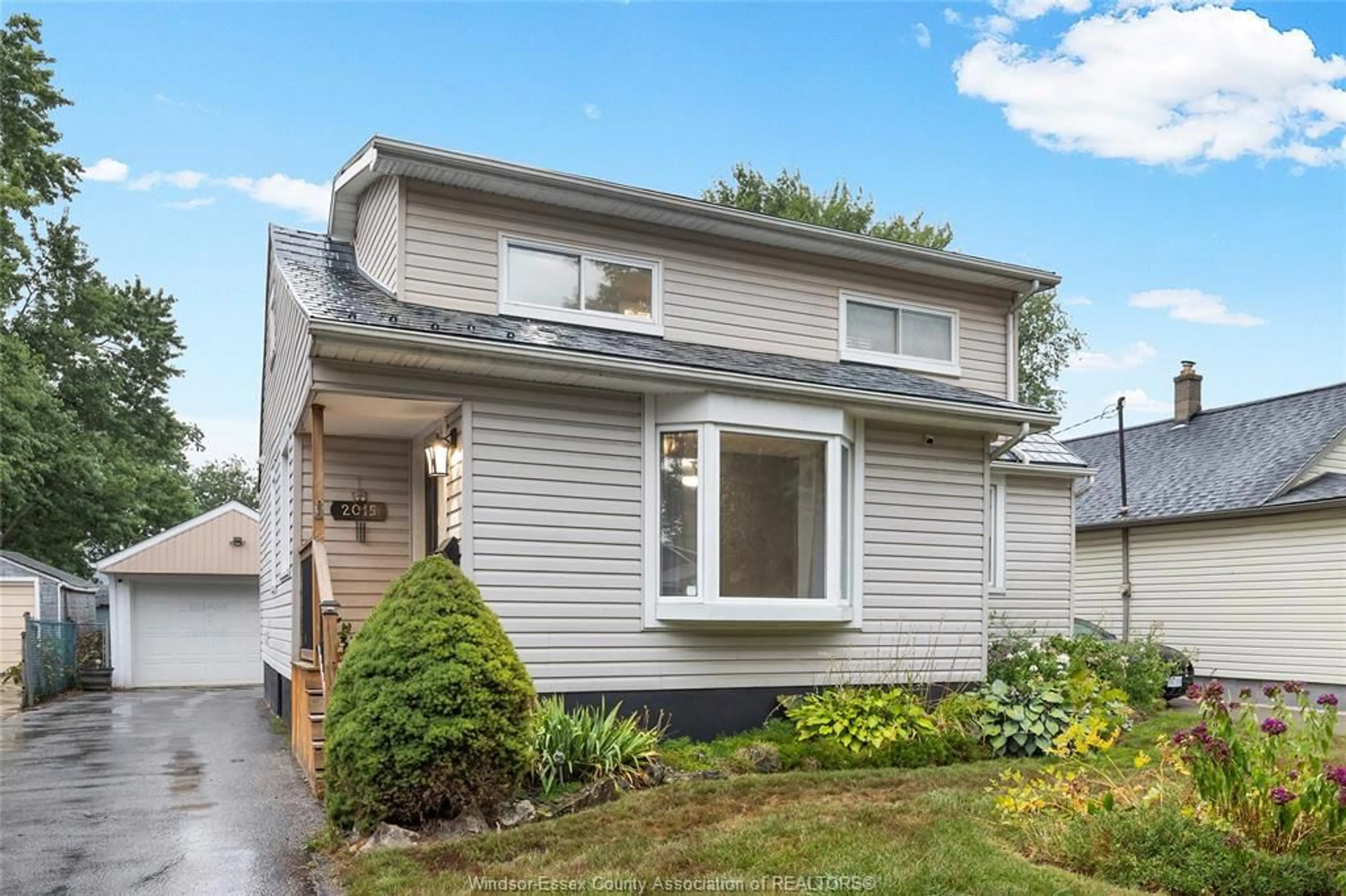 Home with vinyl exterior material, street for 2015 BUCKINGHAM, Windsor Ontario N8T 2B2