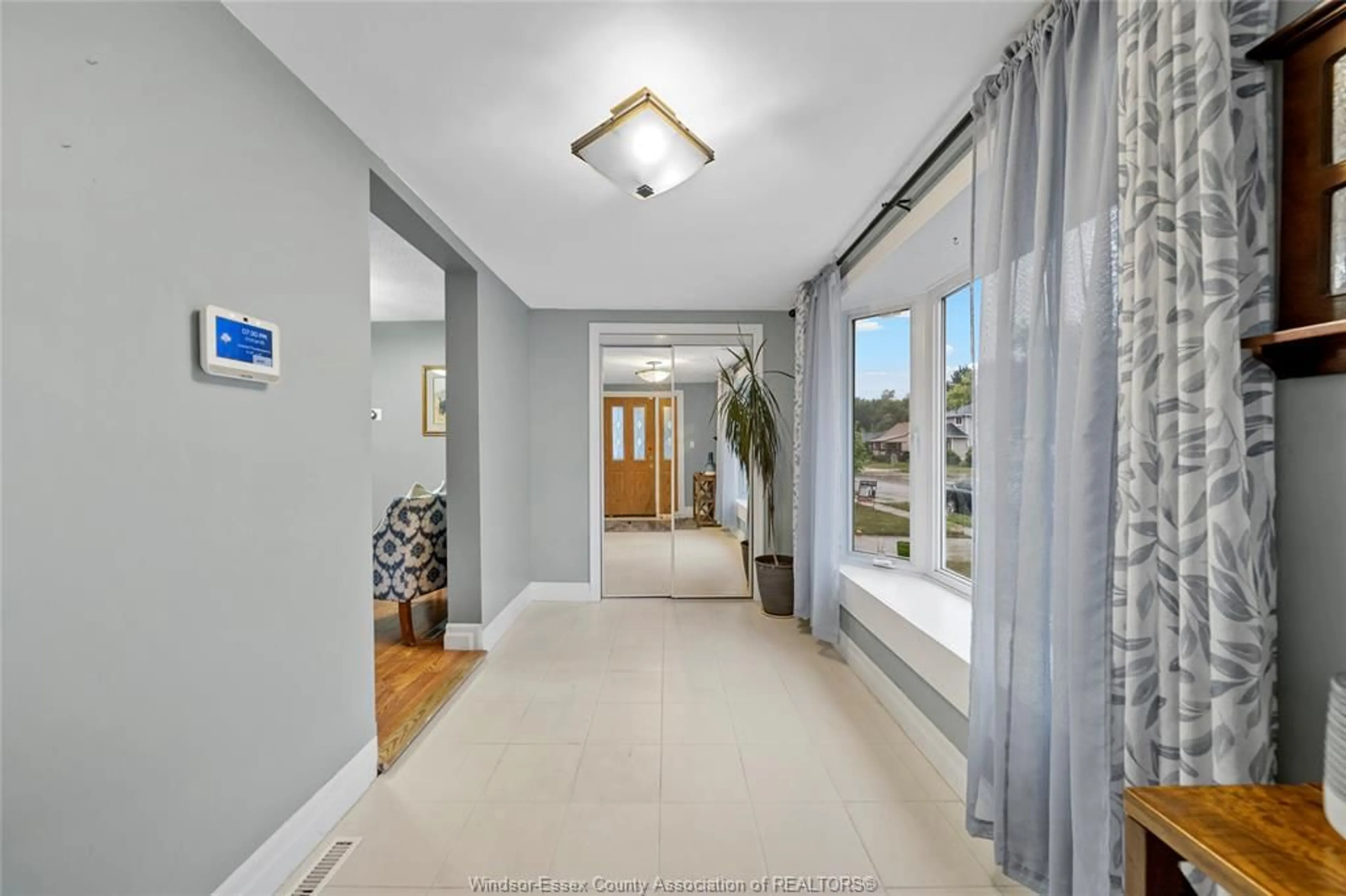 Indoor entryway for 2015 BUCKINGHAM, Windsor Ontario N8T 2B2
