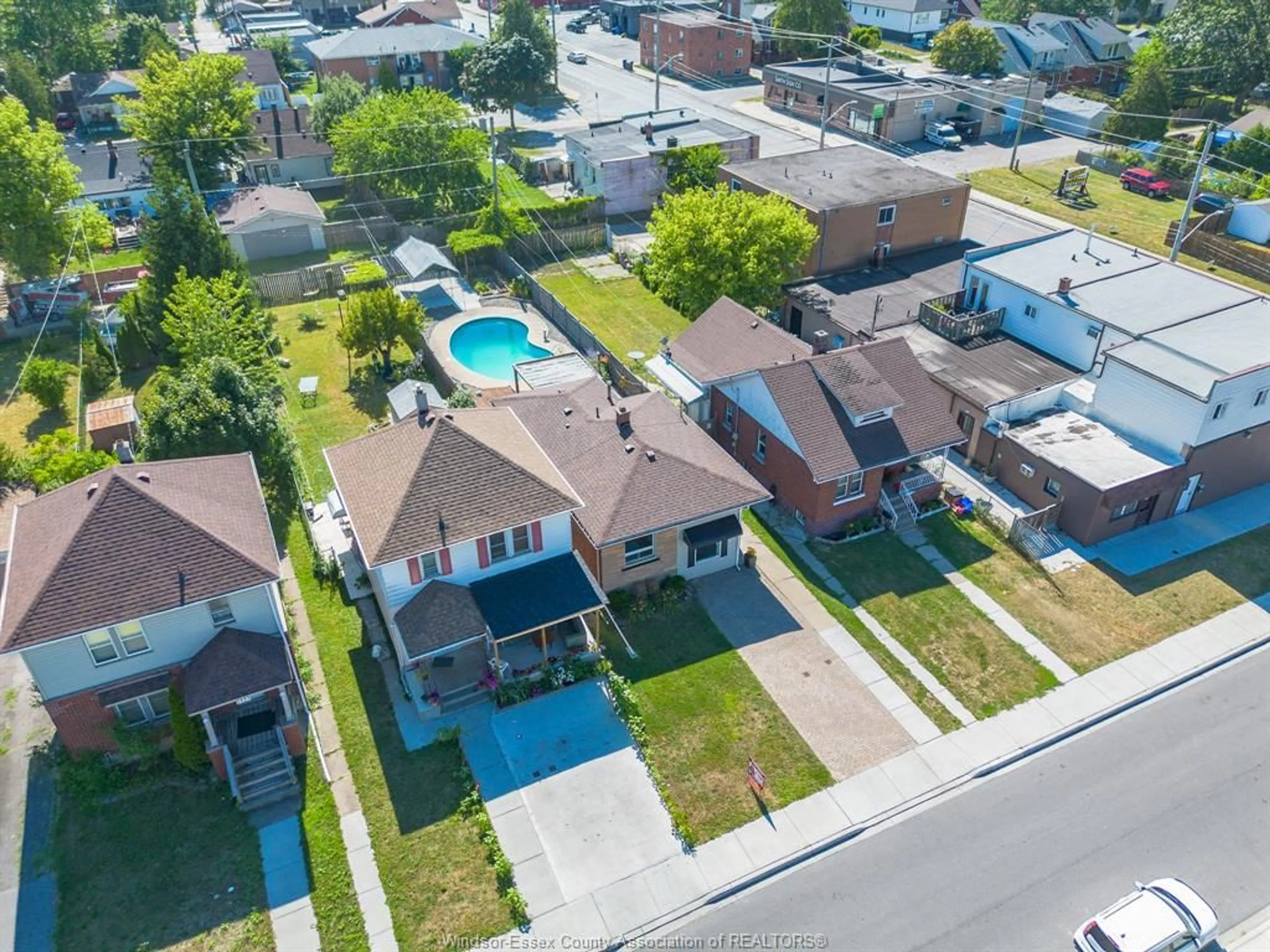 A pic from outside/outdoor area/front of a property/back of a property/a pic from drone, street for 1515 AUBIN Rd, Windsor Ontario N8Y 4G1
