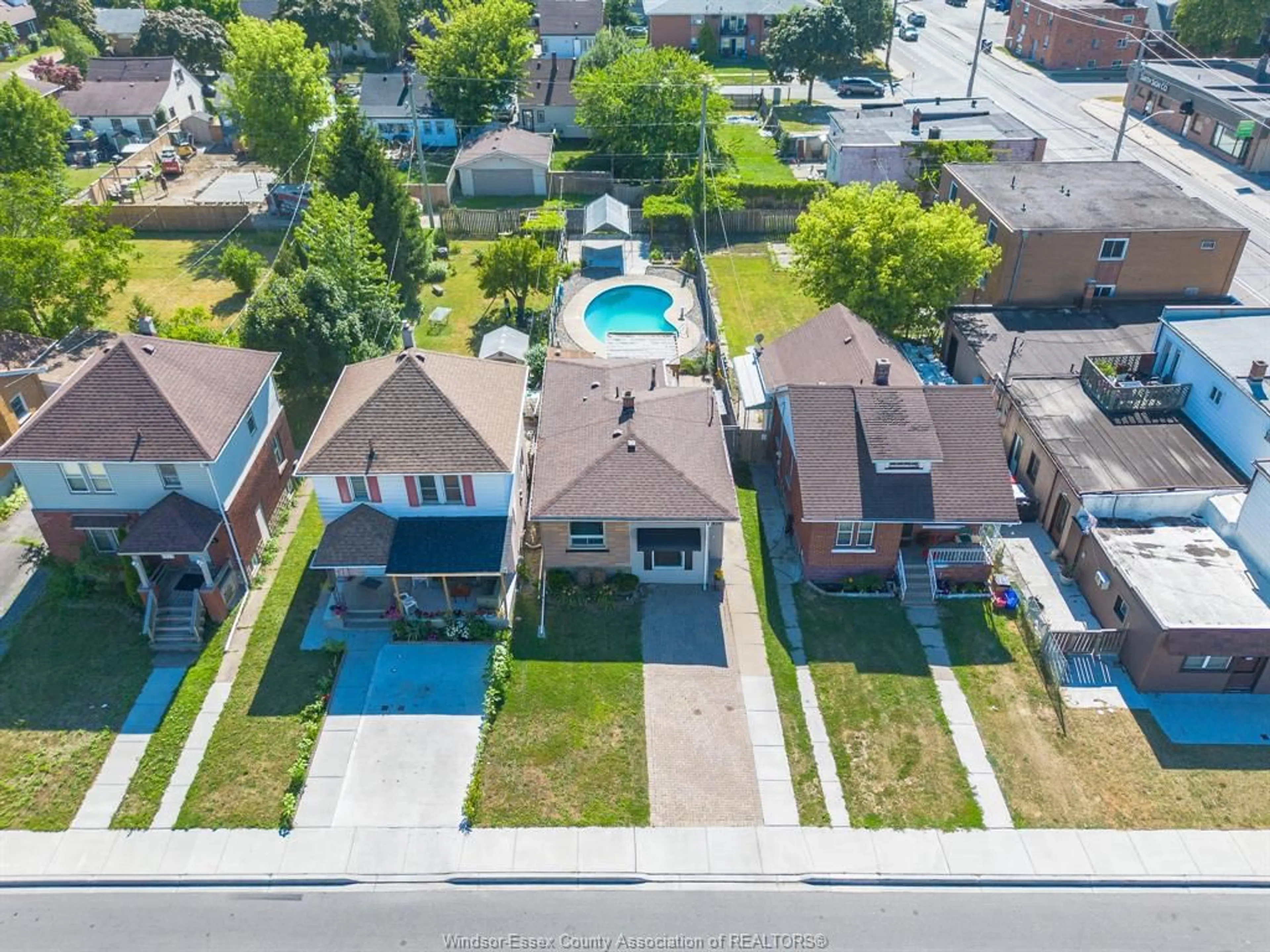 A pic from outside/outdoor area/front of a property/back of a property/a pic from drone, street for 1515 AUBIN Rd, Windsor Ontario N8Y 4G1