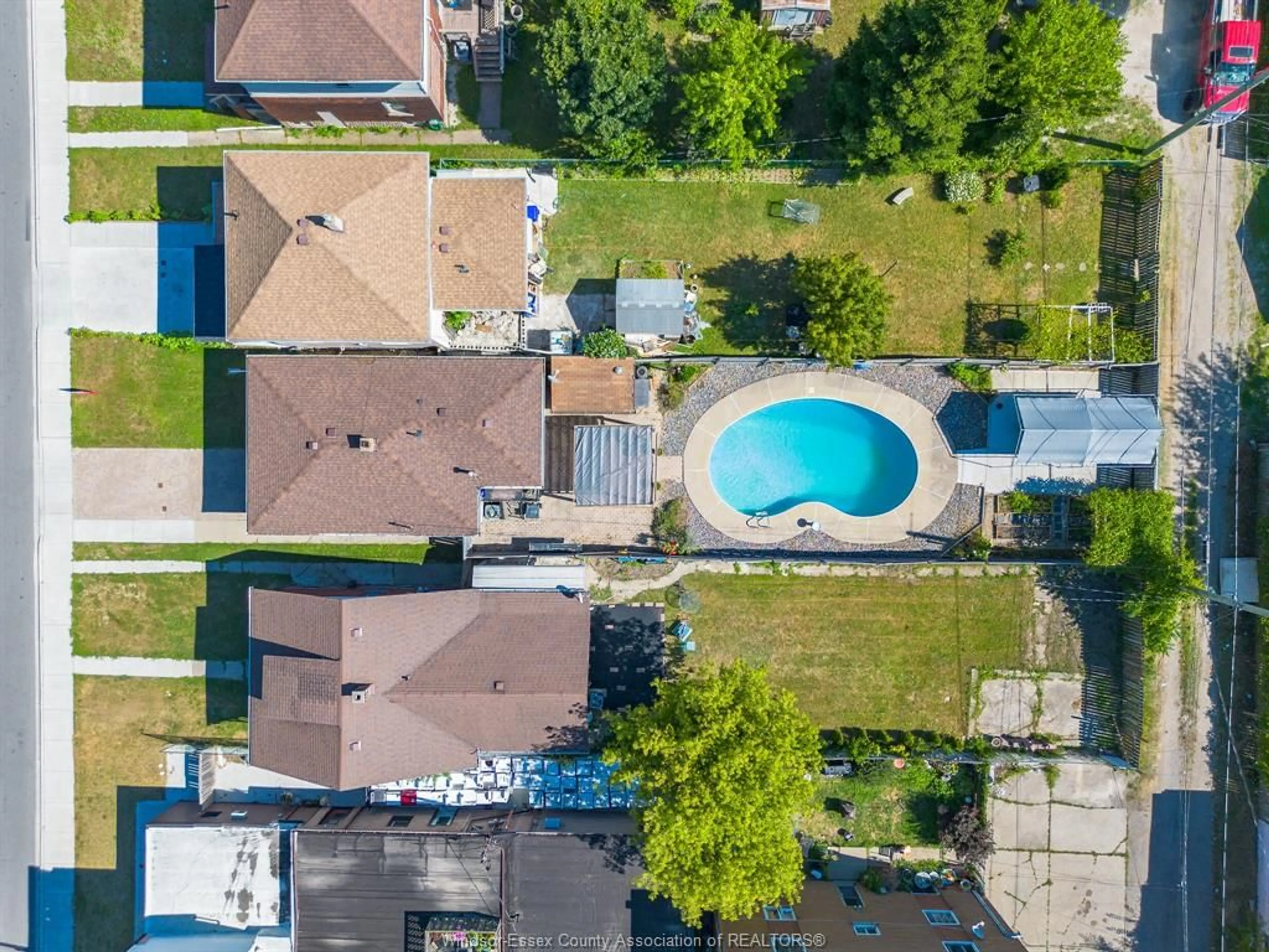 A pic from outside/outdoor area/front of a property/back of a property/a pic from drone, street for 1515 AUBIN Rd, Windsor Ontario N8Y 4G1