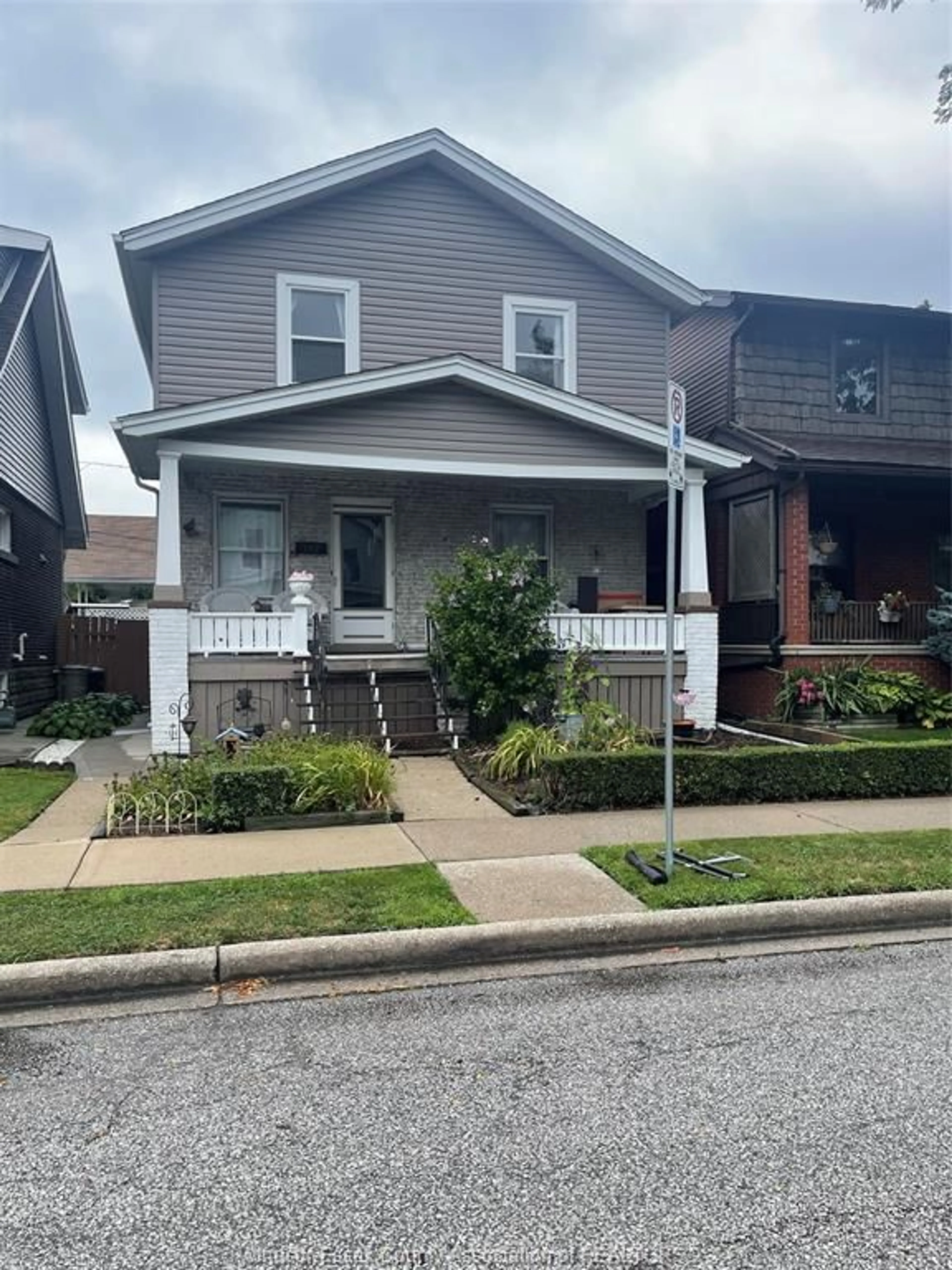 Home with vinyl exterior material, street for 382 PINE, Windsor Ontario N9A 6E2