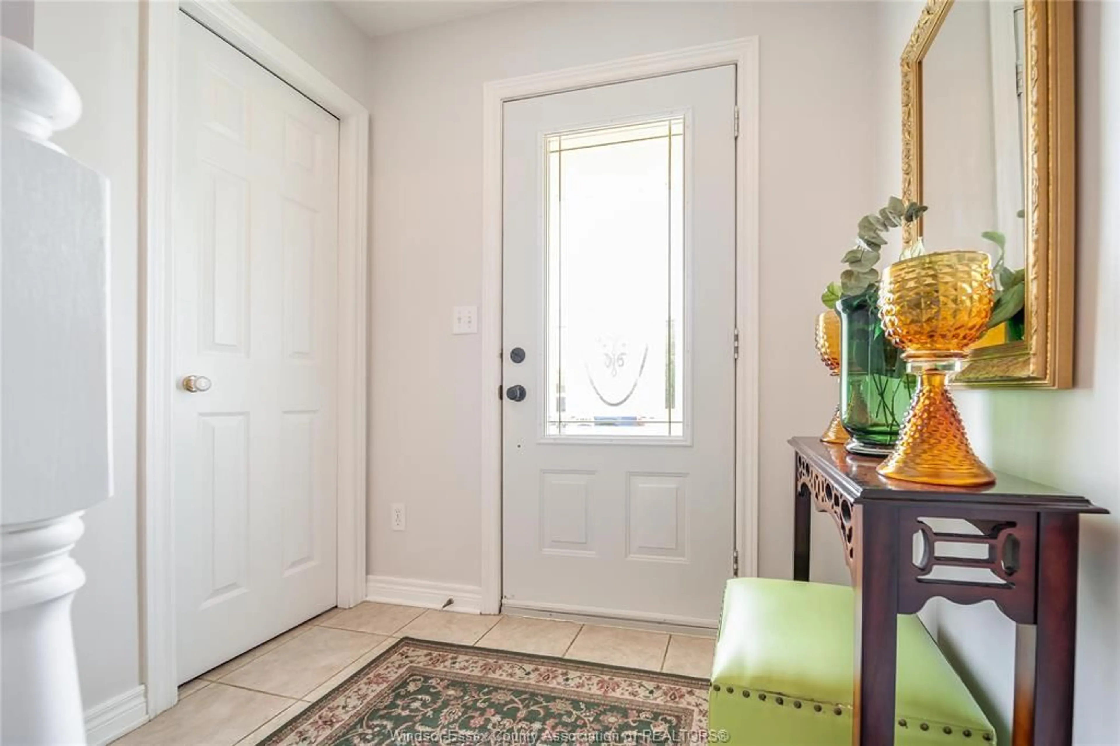 Indoor entryway for 750 CABANA Rd, Windsor Ontario N9G 1A4
