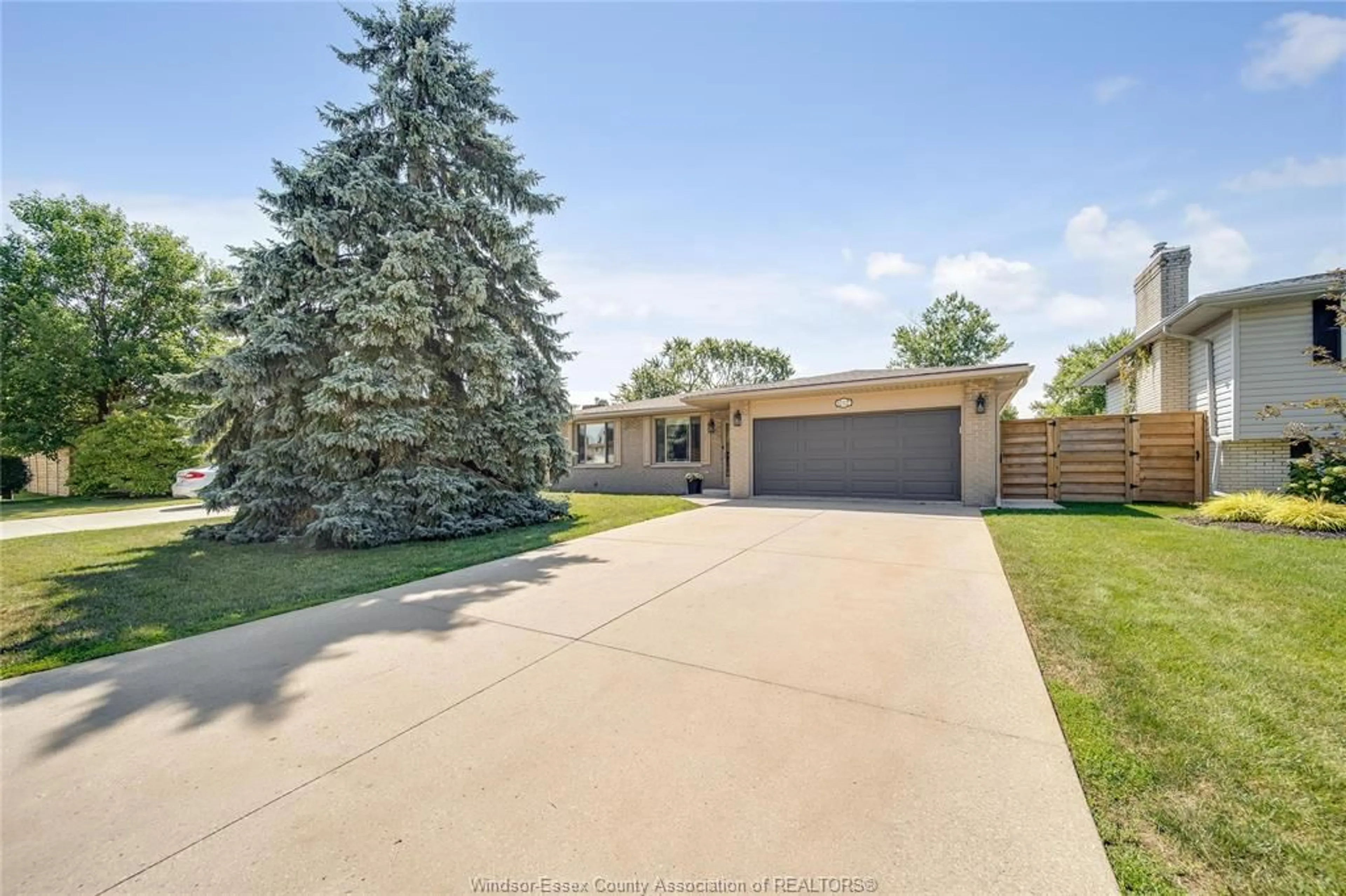 A pic from outside/outdoor area/front of a property/back of a property/a pic from drone, street for 12227 CEDARWOOD Dr, Tecumseh Ontario N8N 2W1