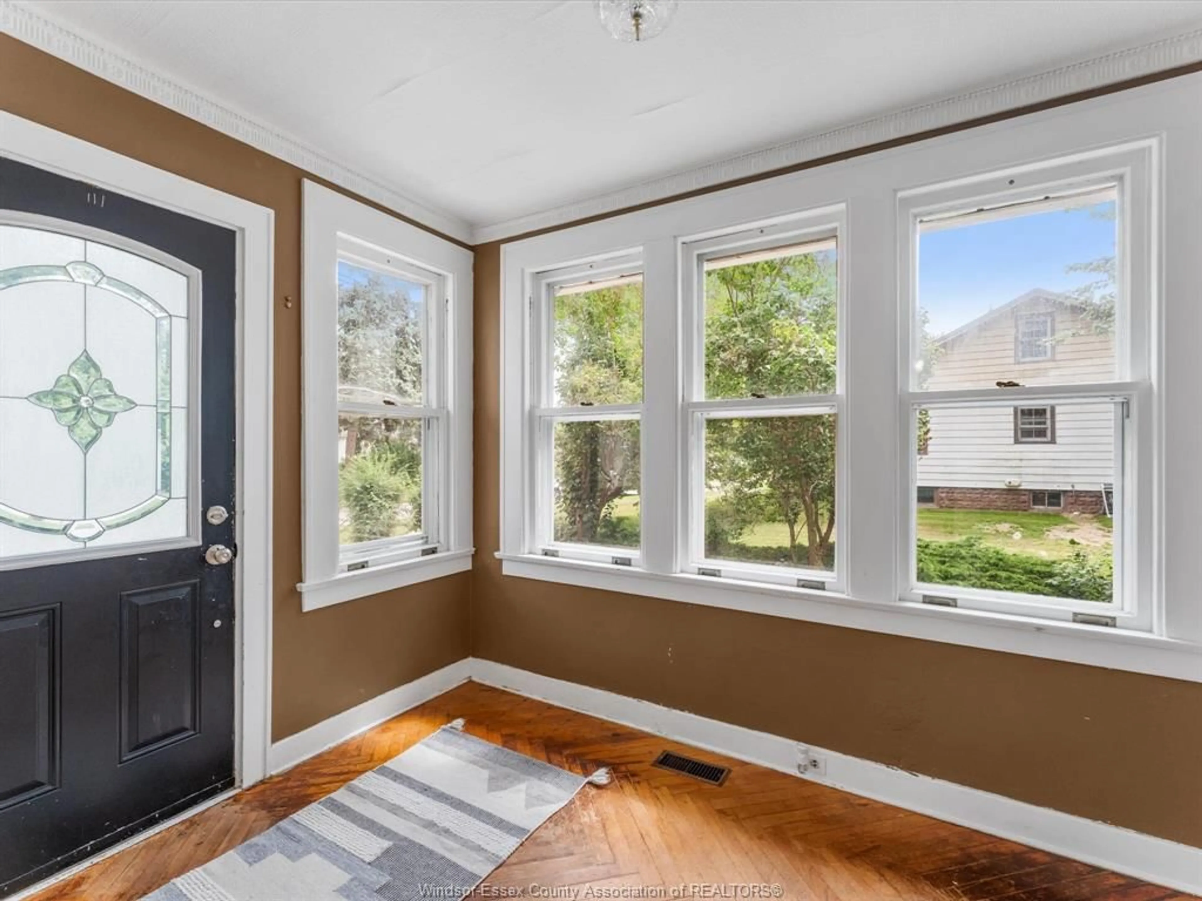 Indoor entryway for 1303 TORQUAY Dr, Kingsville Ontario N9Y 2P5
