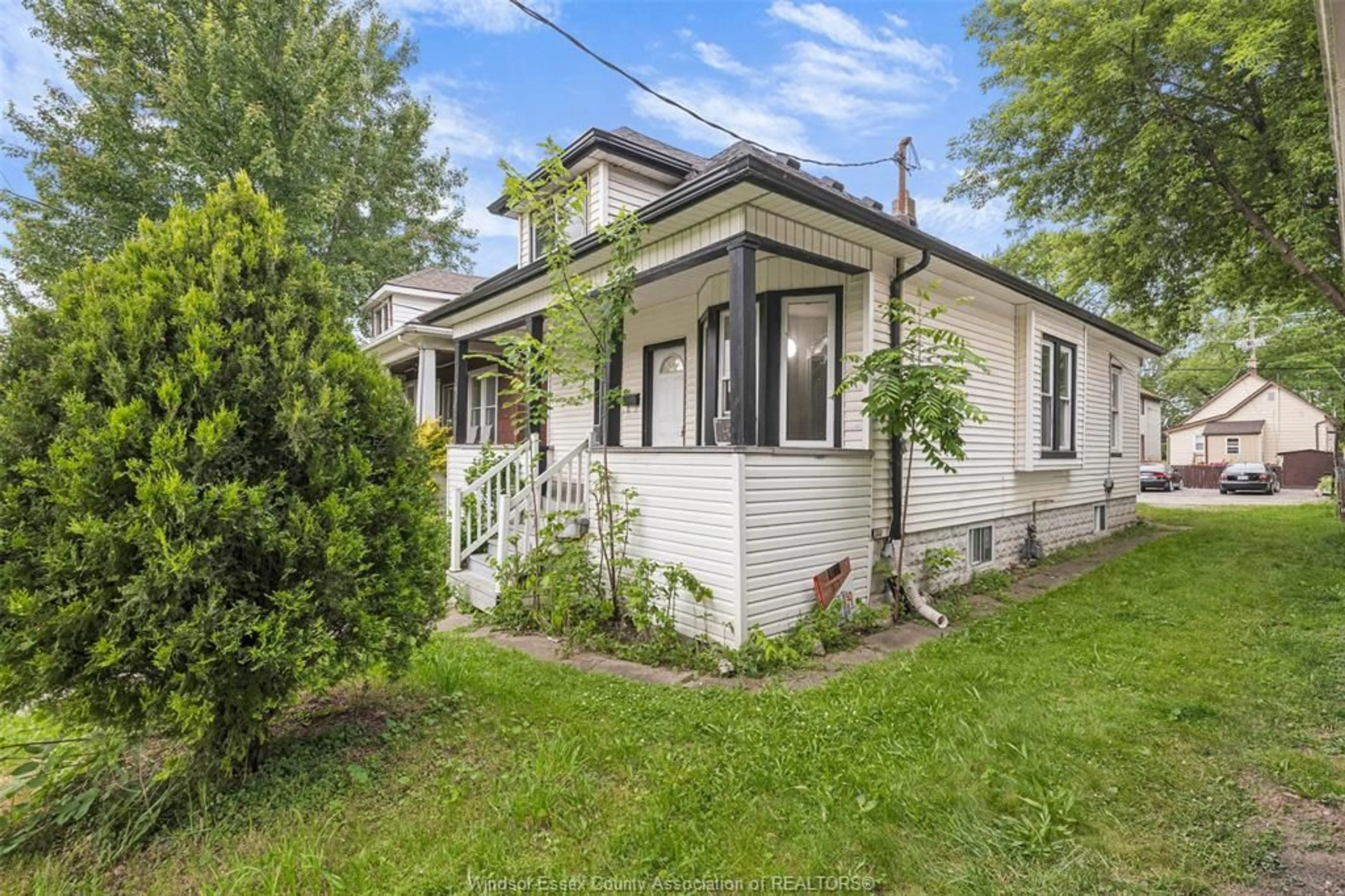 A pic from outside/outdoor area/front of a property/back of a property/a pic from drone, street for 3322 BABY St, Windsor Ontario N9C 1L1