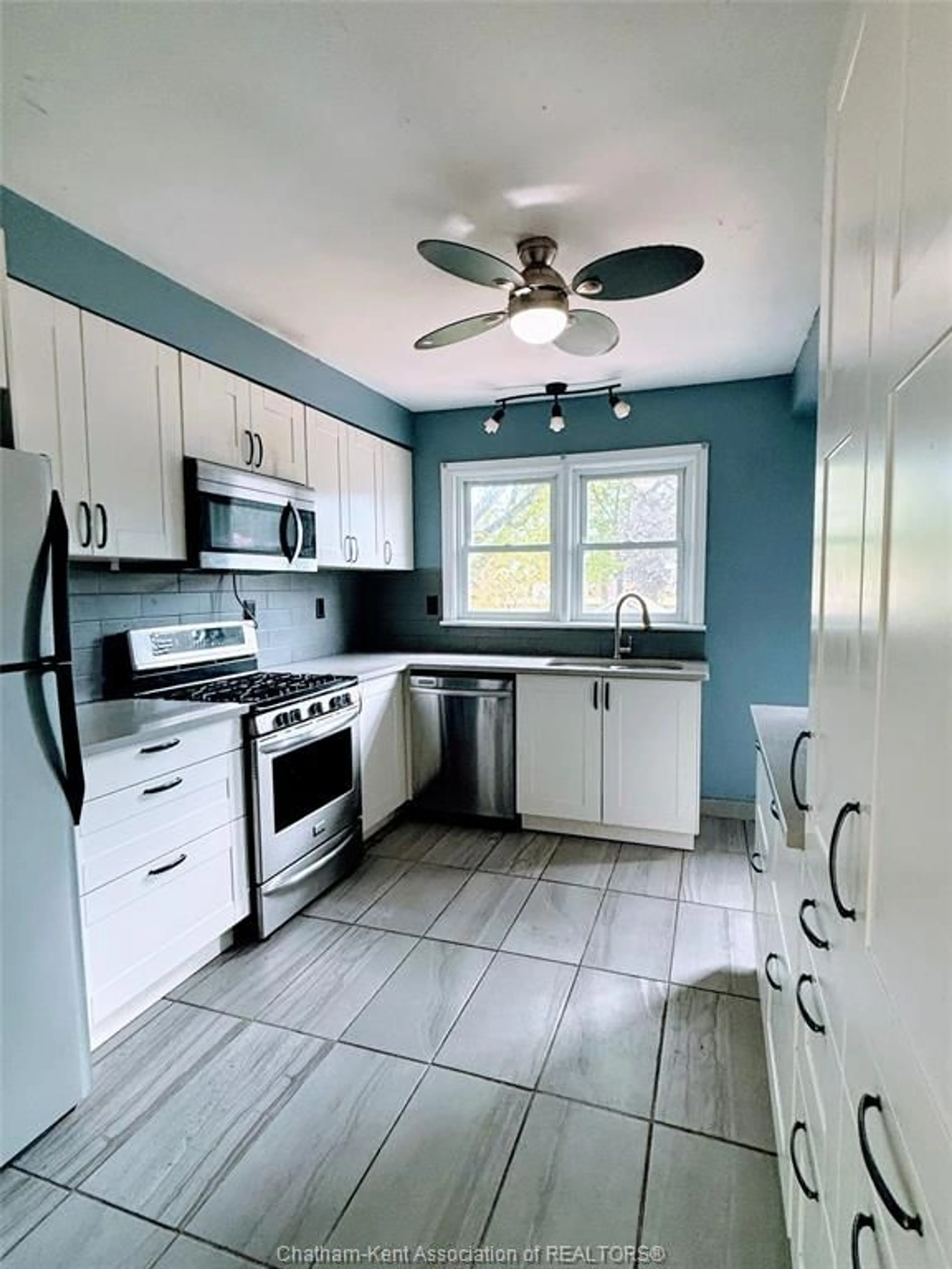 Standard kitchen, ceramic/tile floor for 631 WALLACE Ave, Windsor Ontario N9G 1M1