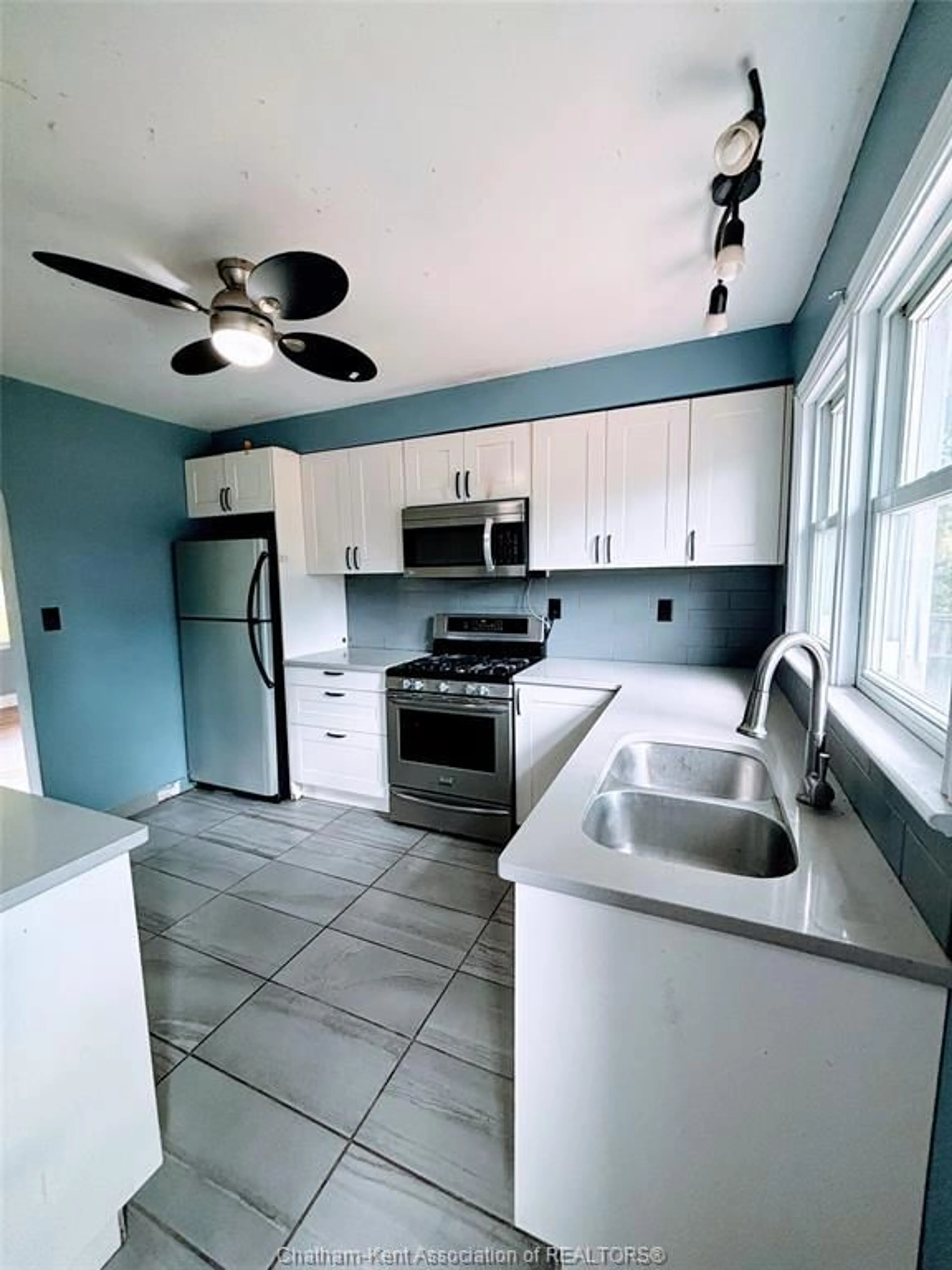 Standard kitchen, ceramic/tile floor for 631 WALLACE Ave, Windsor Ontario N9G 1M1