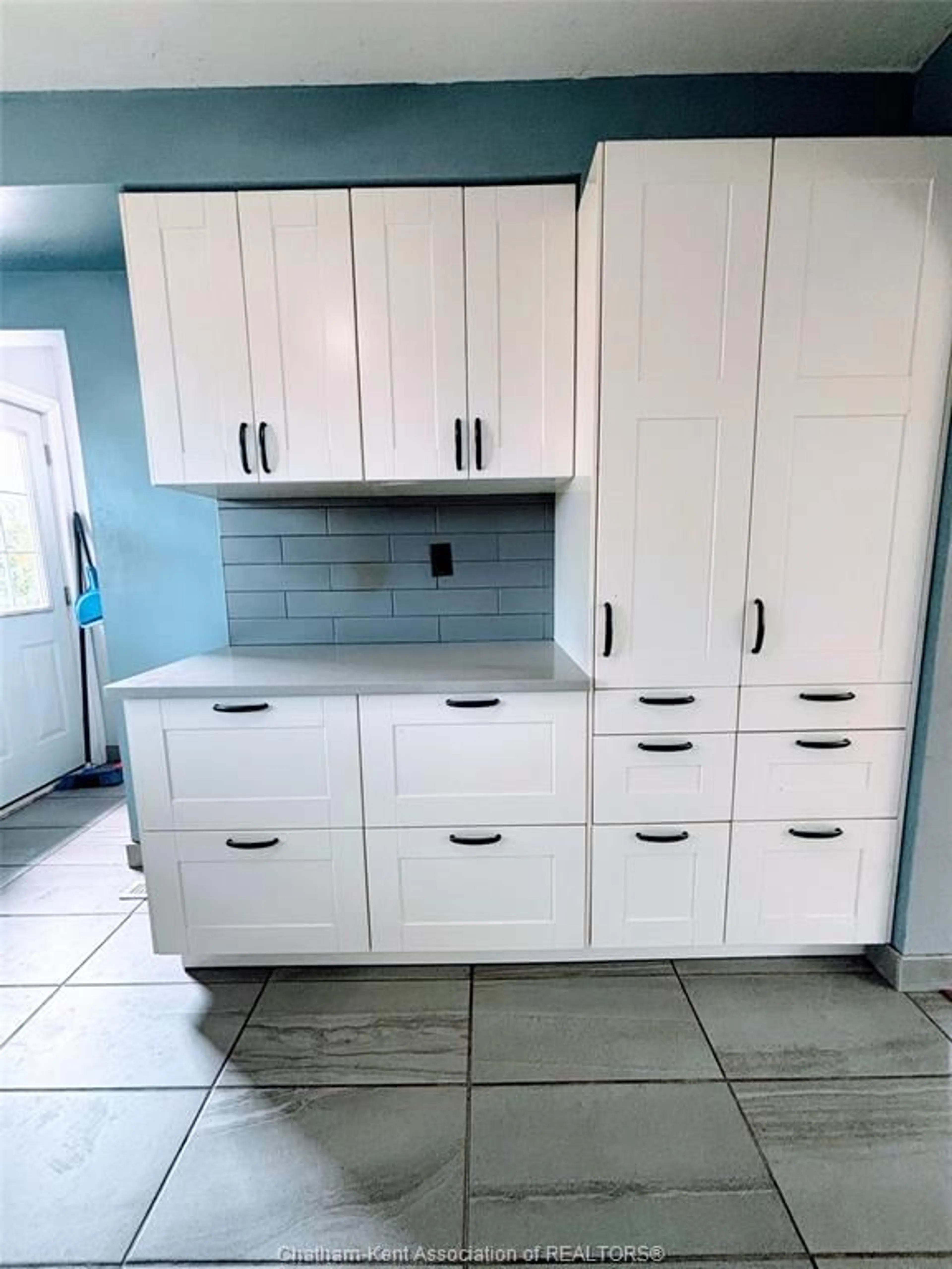 Standard kitchen, ceramic/tile floor for 631 WALLACE Ave, Windsor Ontario N9G 1M1