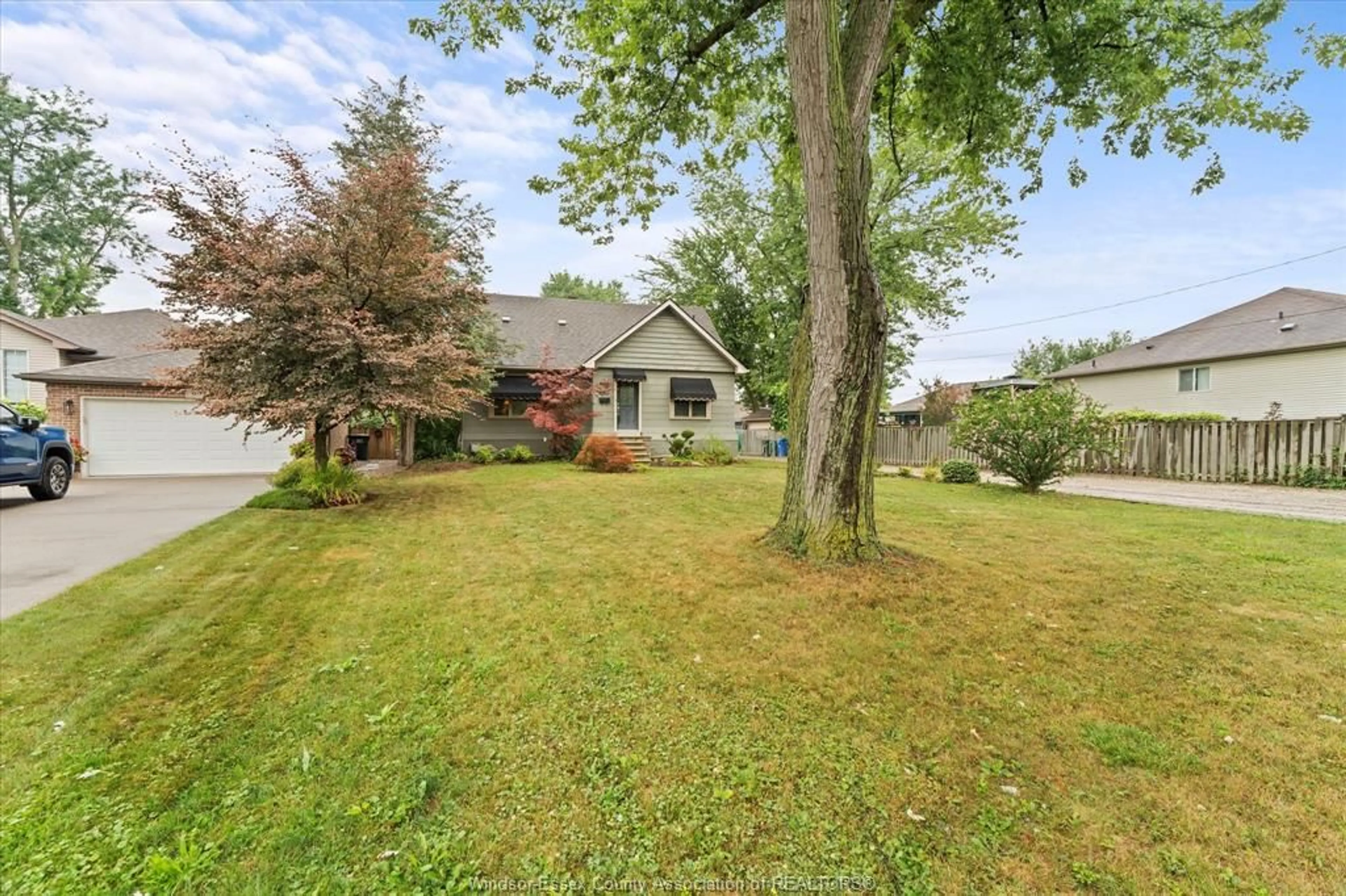 A pic from outside/outdoor area/front of a property/back of a property/a pic from drone, street for 860 NORTH TALBOT Rd, Windsor Ontario N9G 1M7