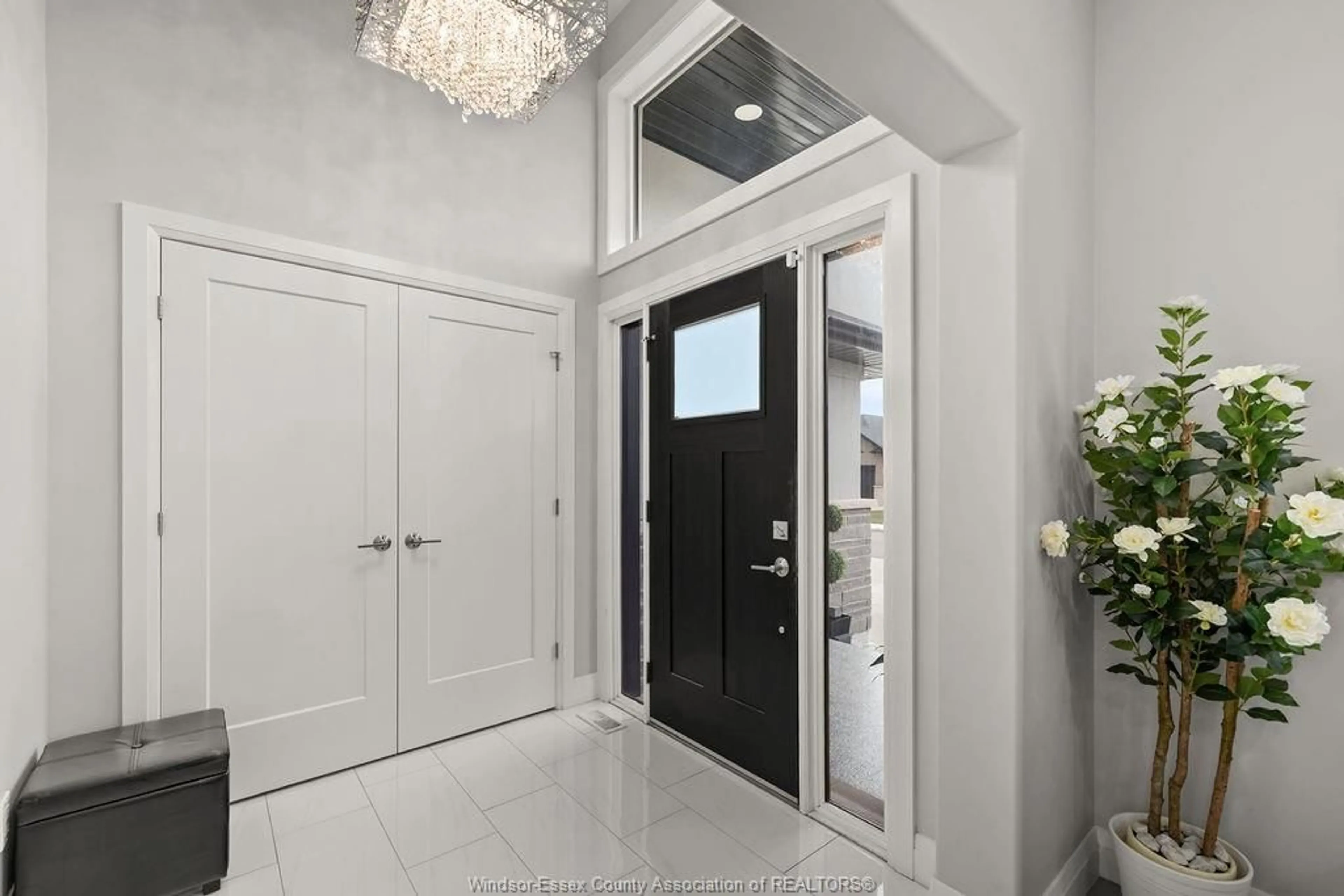 Indoor entryway for 1631 CLEARWATER Ave, Windsor Ontario N8P 0E9
