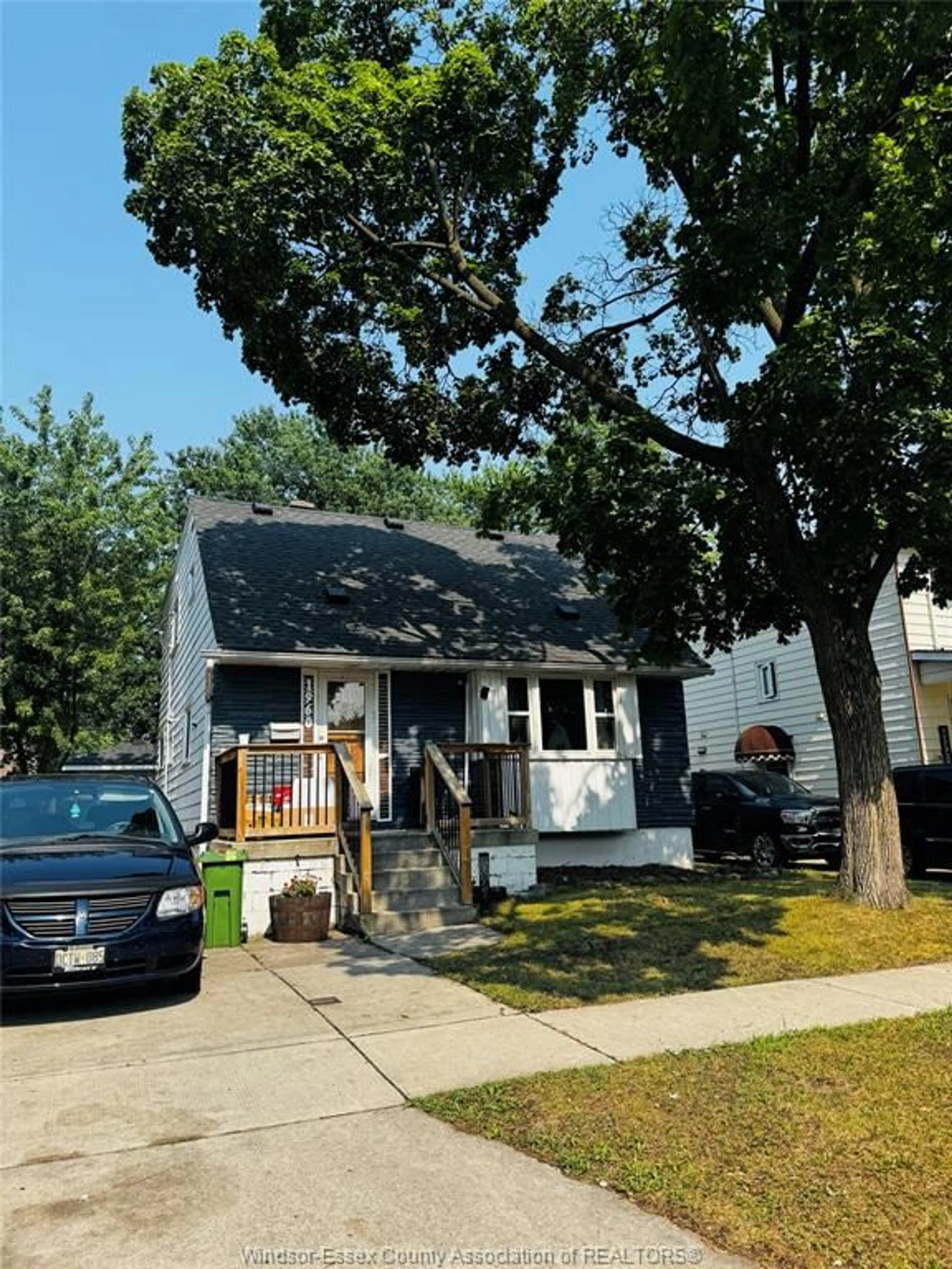 Home with vinyl exterior material, street for 1960 FRANCOIS, Windsor Ontario N8W 4S8