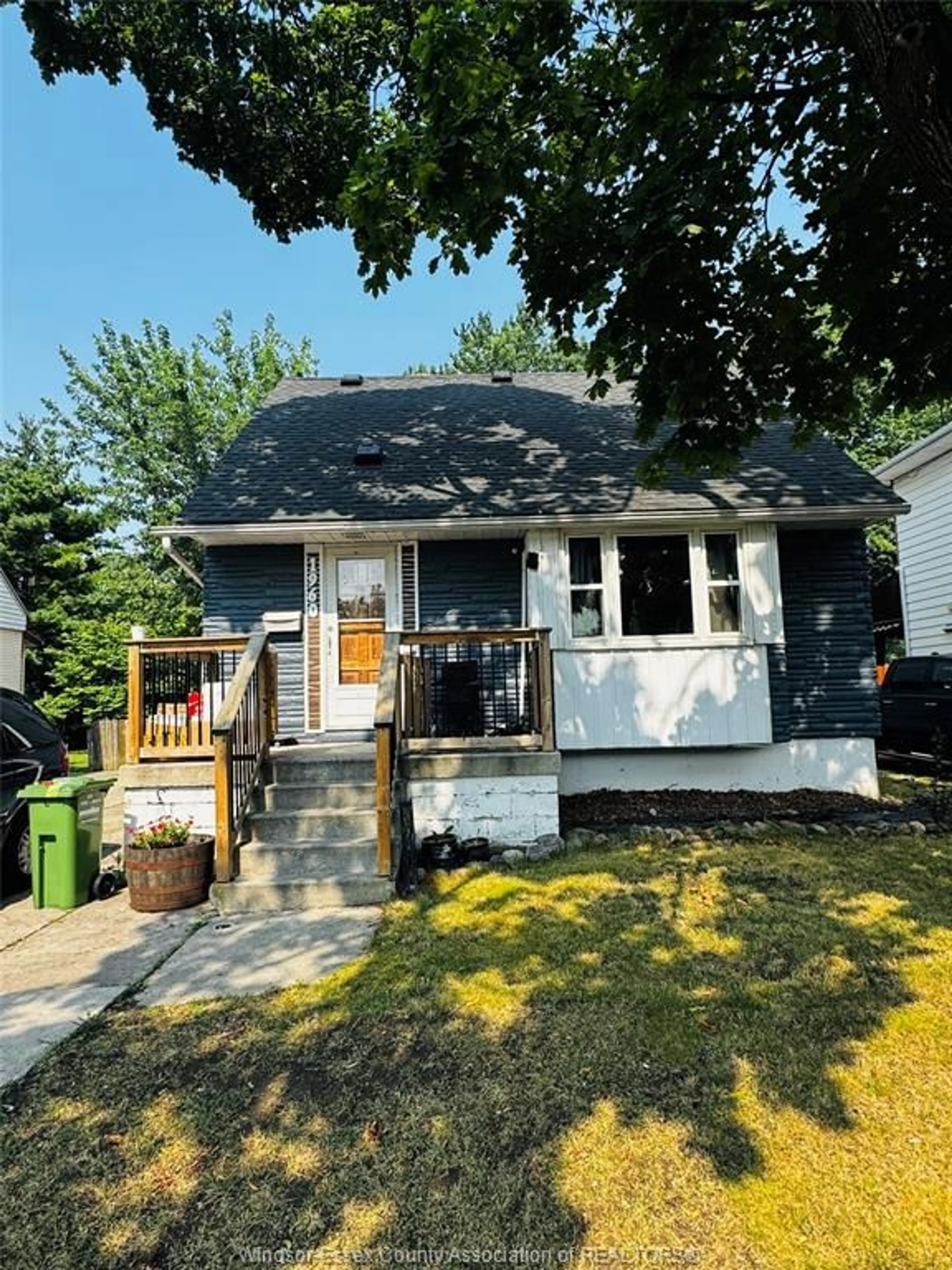 Home with vinyl exterior material, street for 1960 FRANCOIS, Windsor Ontario N8W 4S8