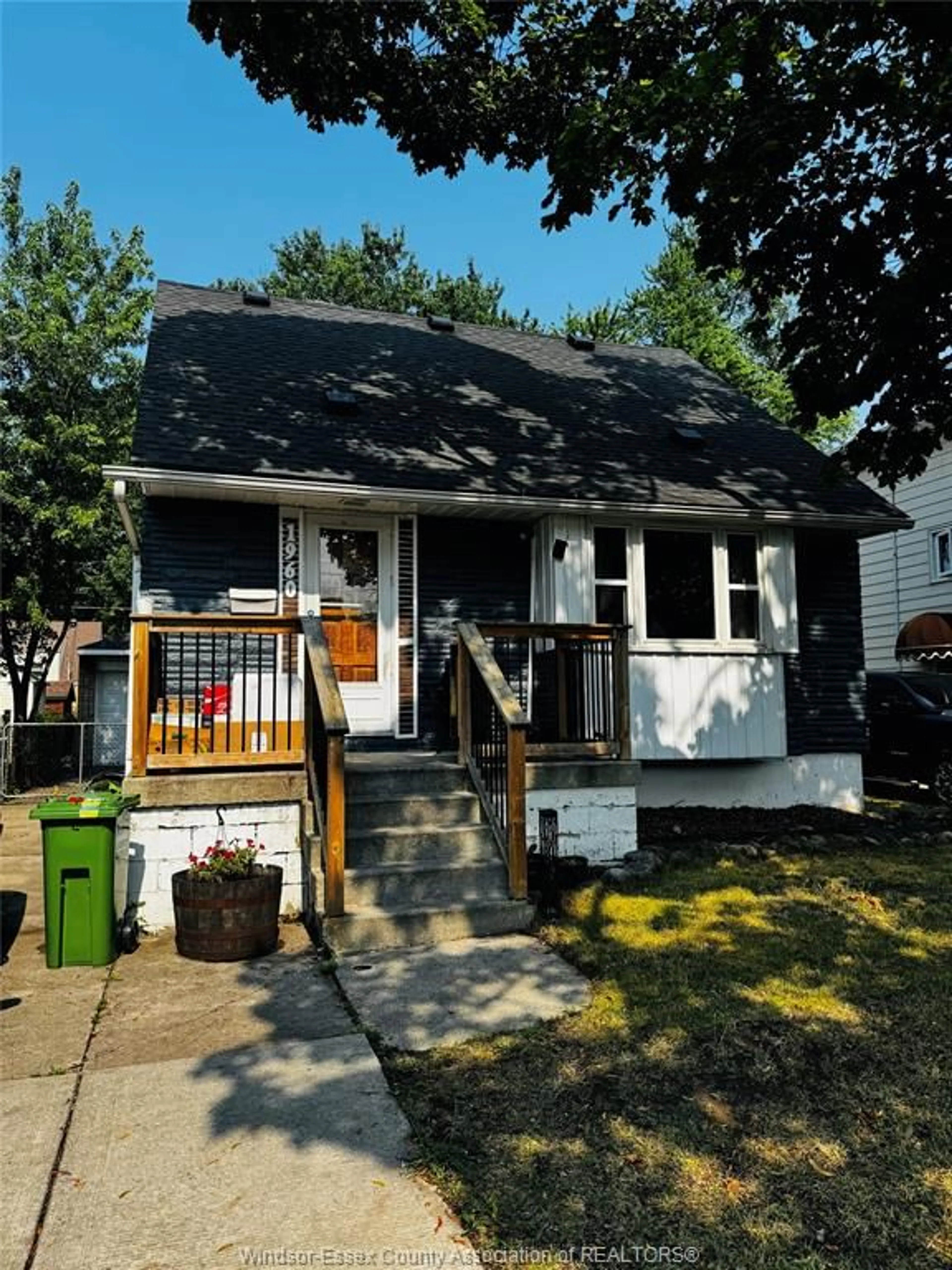 Home with vinyl exterior material, street for 1960 FRANCOIS, Windsor Ontario N8W 4S8