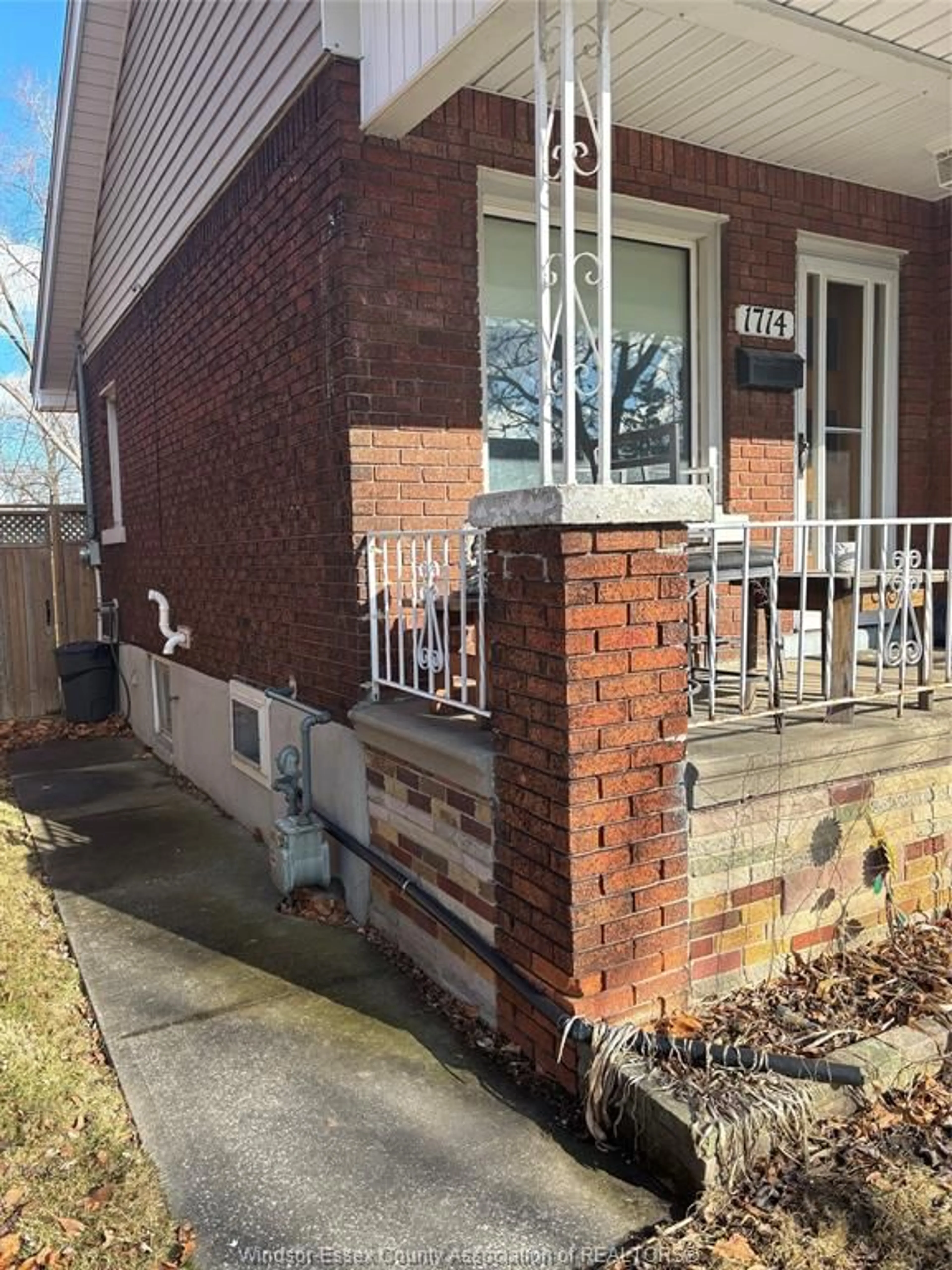 Home with brick exterior material, street for 1714 GLADSTONE Ave, Windsor Ontario N9A 4X7