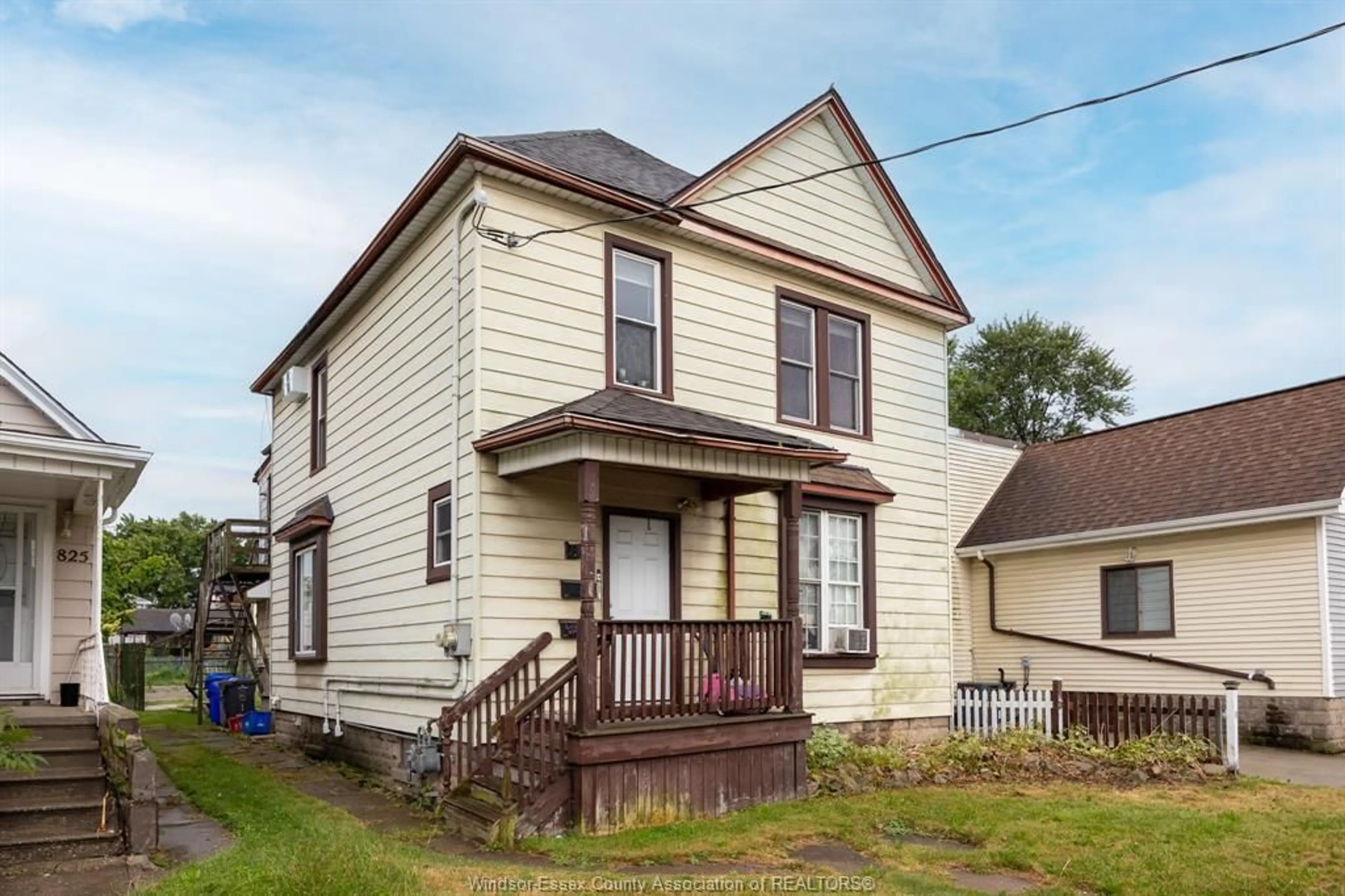 Home with vinyl exterior material, street for 817 CHATHAM St, Windsor Ontario N9A 2X8