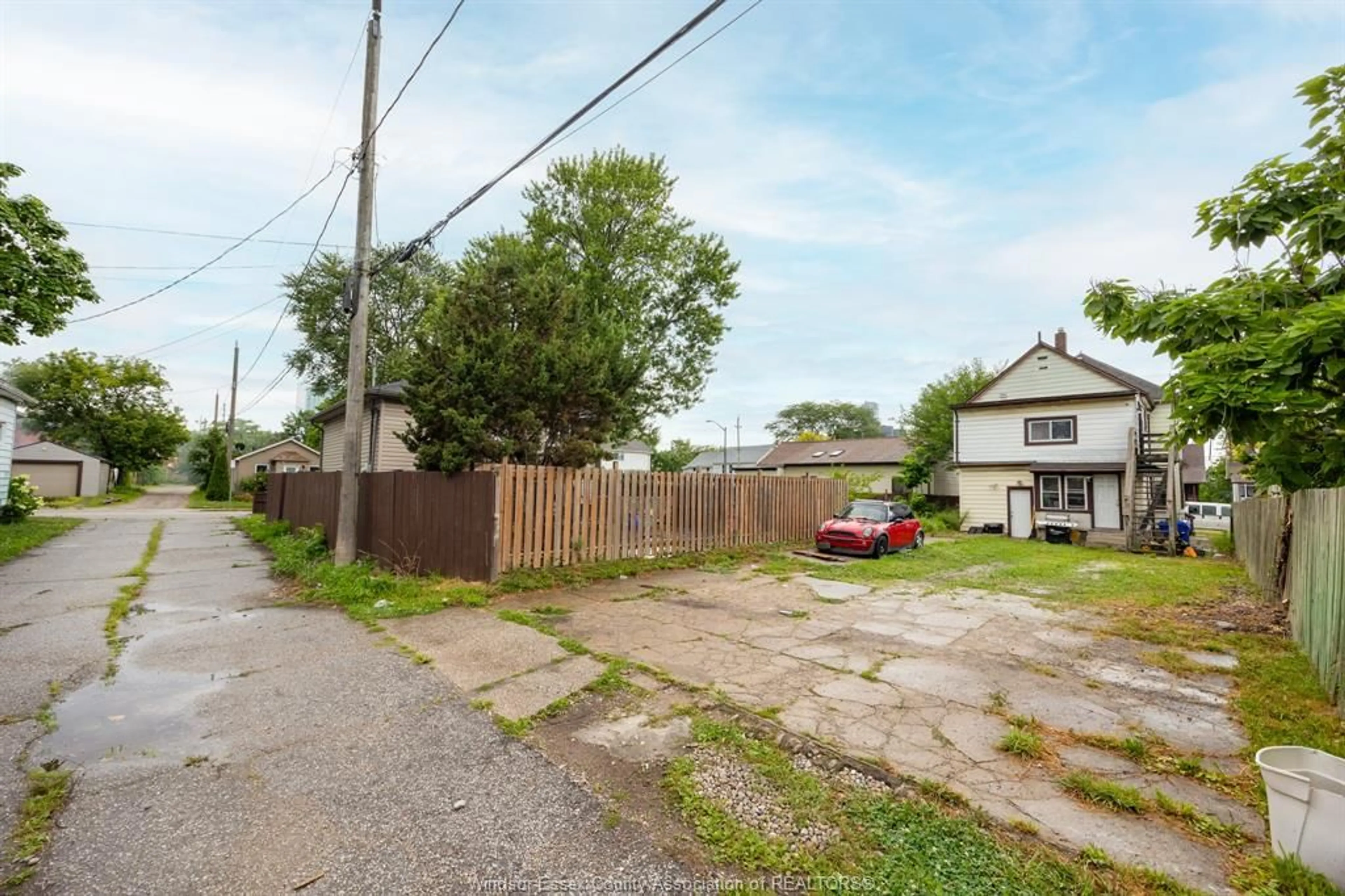 A pic from outside/outdoor area/front of a property/back of a property/a pic from drone, street for 817 CHATHAM St, Windsor Ontario N9A 2X8